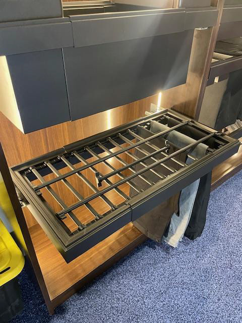 ADJUSTABLE HANGER RACK