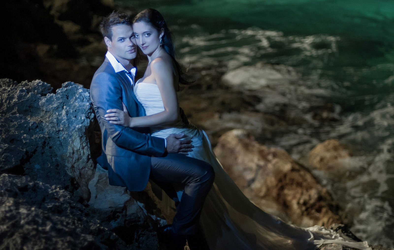 A romantic pause on a Maui wedding day