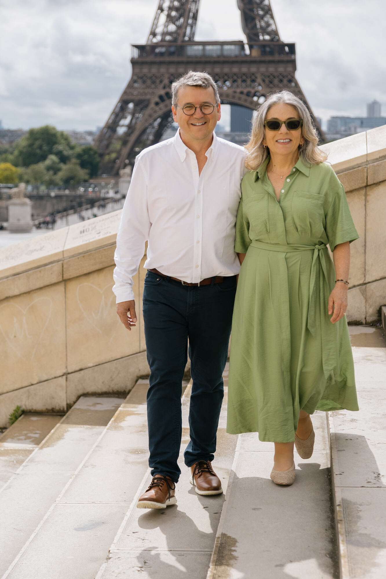 Couple photoshoot with a photographer in Paris near the Eiffel Tower