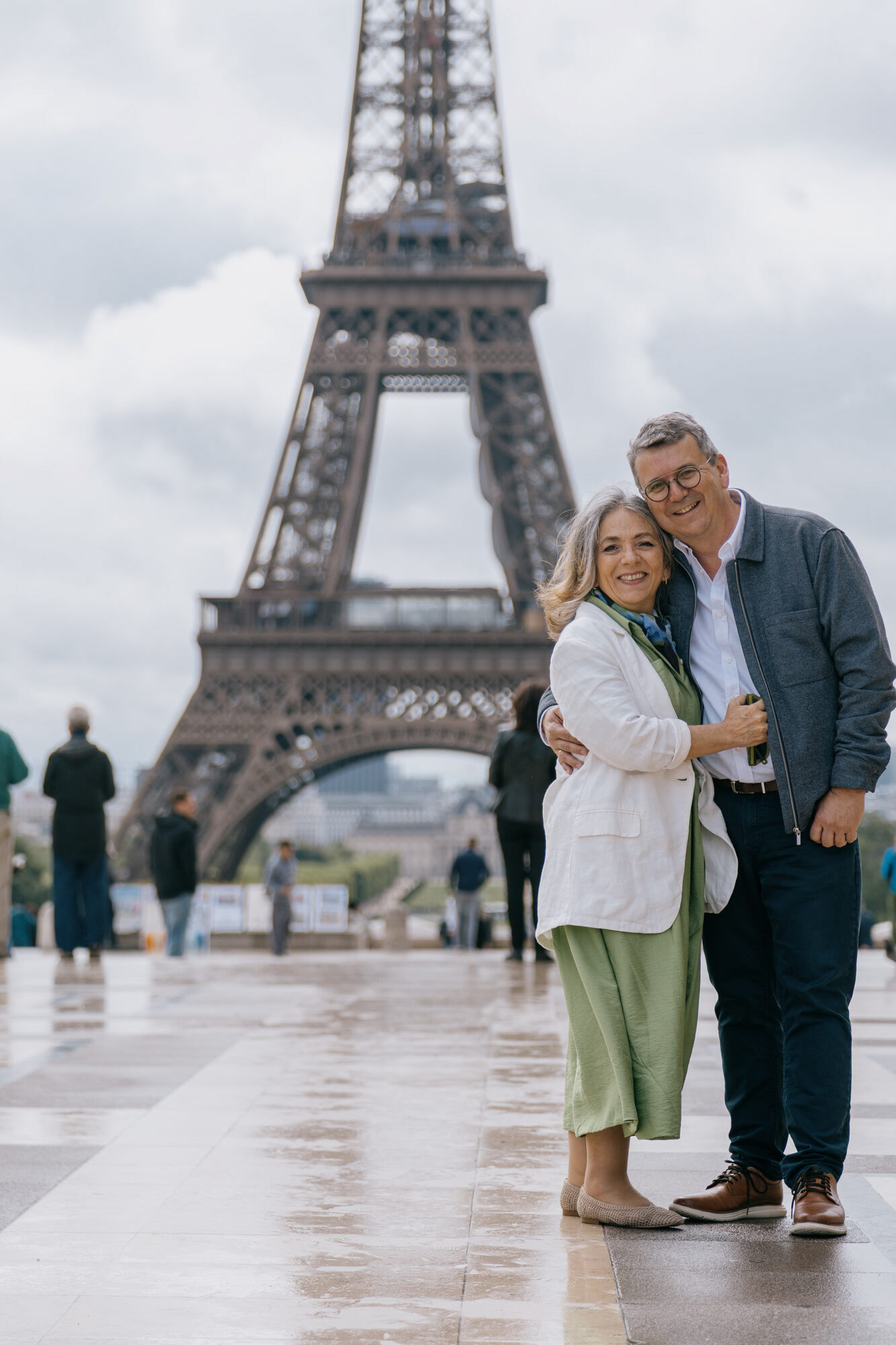 elderly Couple photoshoot with a photographer in Paris near the Eiffel Tower