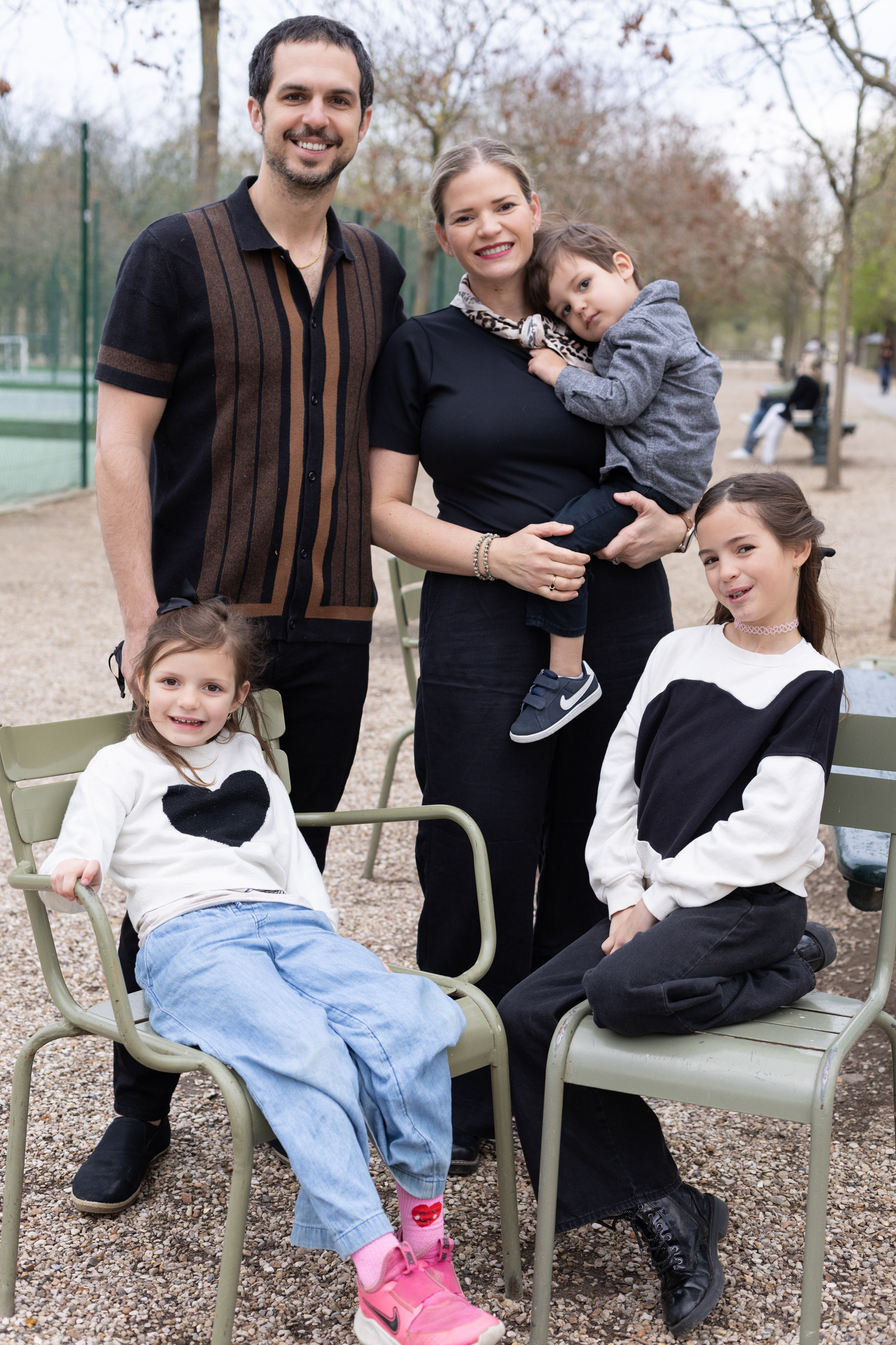 Big family of five posing outdoors during their spring vacation trip to Paris, professional photography.