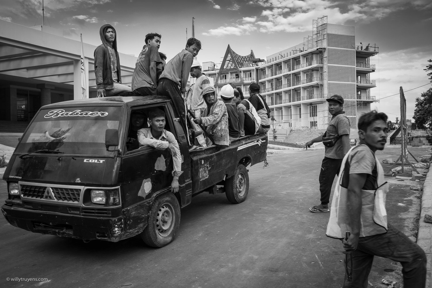 Construction workers, Samosir eiland, Sumatra