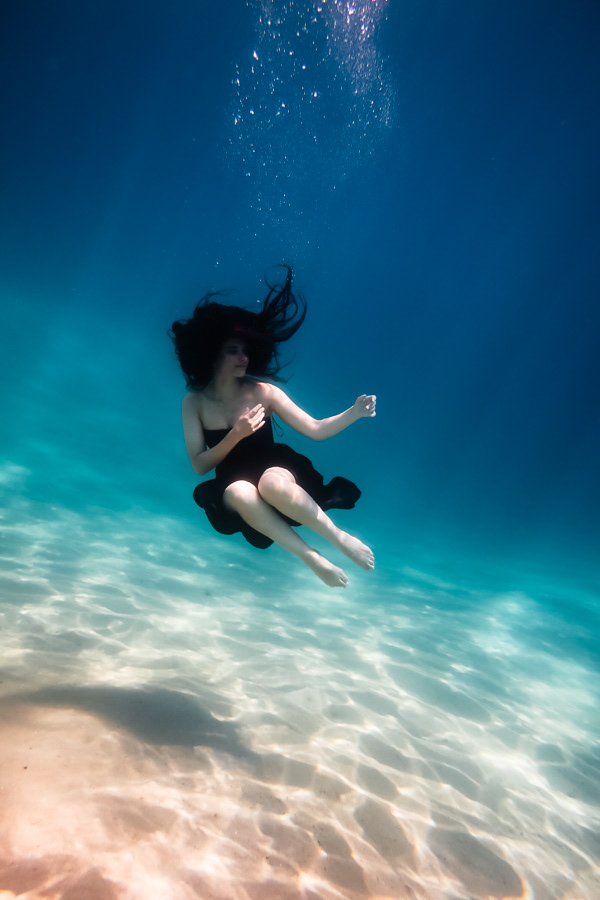 Underwater portrait of Eleftheria Bargiota surrounded by rising bubbles, created for the “Treis Epoxes” album visuals.