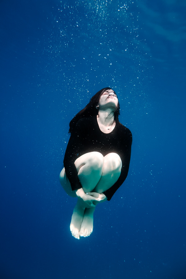 Underwater portrait of Eleftheria Bargiota in a curled pose, created for the “Treis Epoxes” album artwork.