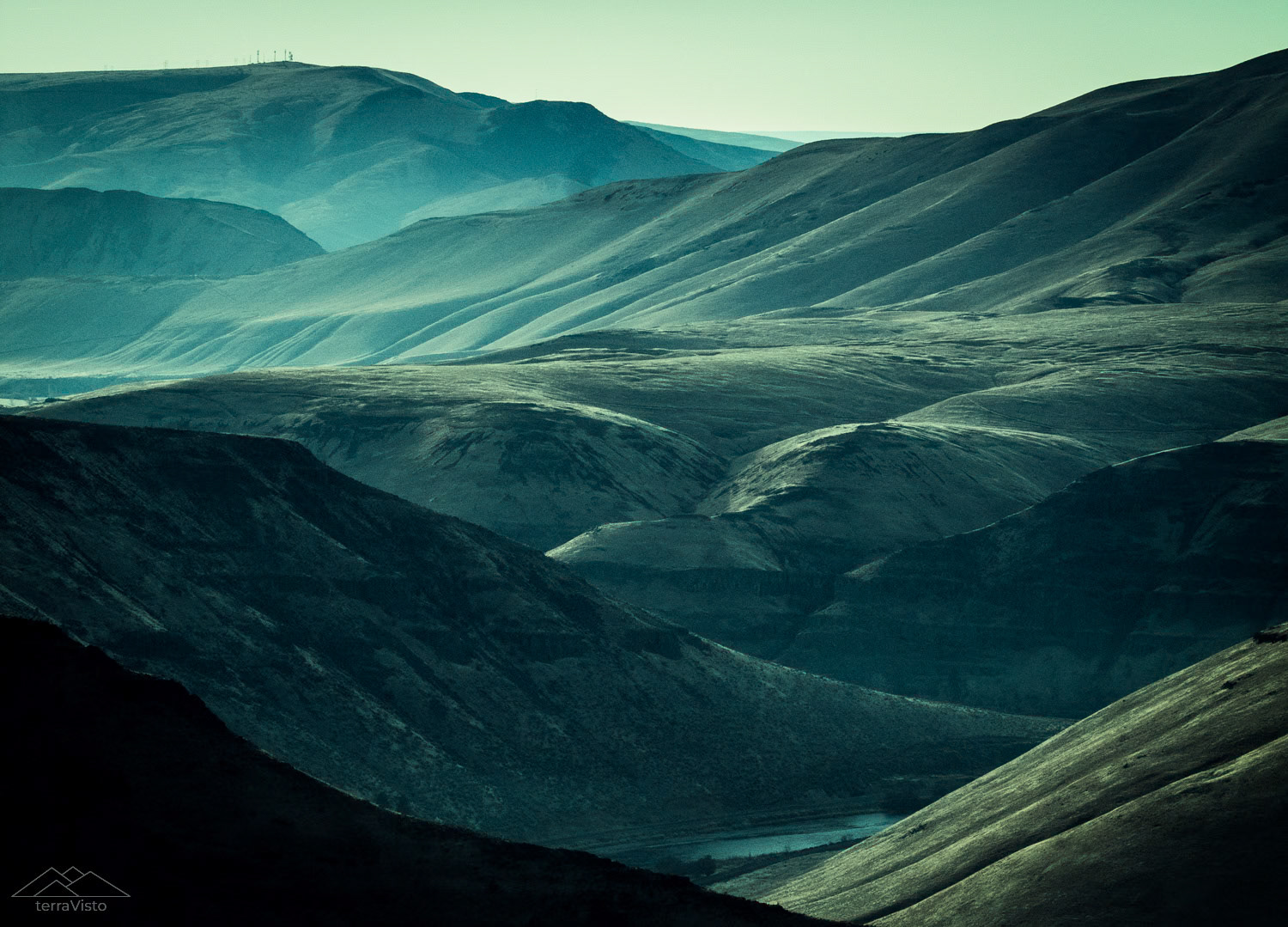 A crosscut of the meandering Yakima River Canyon