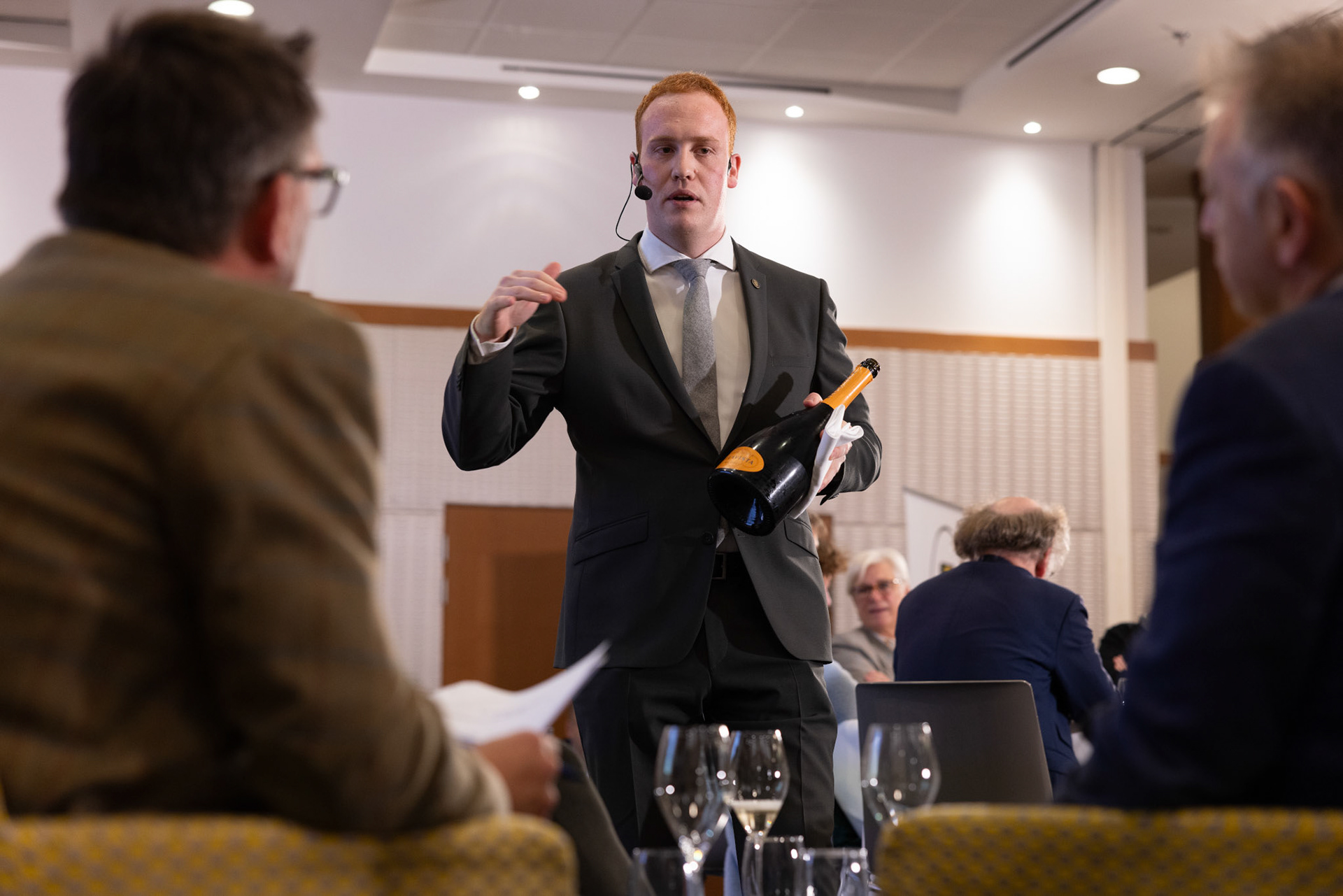 20231112 ANTWERP, BELGIUM Radisson Blu Astrid Hotel, final Best Sommelier of Belgium. Crul Charlotte – Cuines 33is Bussy with her test on the picturesThis official title, unlike various commercial initiatives, not only comes with a trophy, valuable prizes, and enduring recognition but also opens doors for the winner to compete in European and World Championships. These global competitions are organized by ASI (Association Sommeliers International), currently led by the Belgian William Wouters.