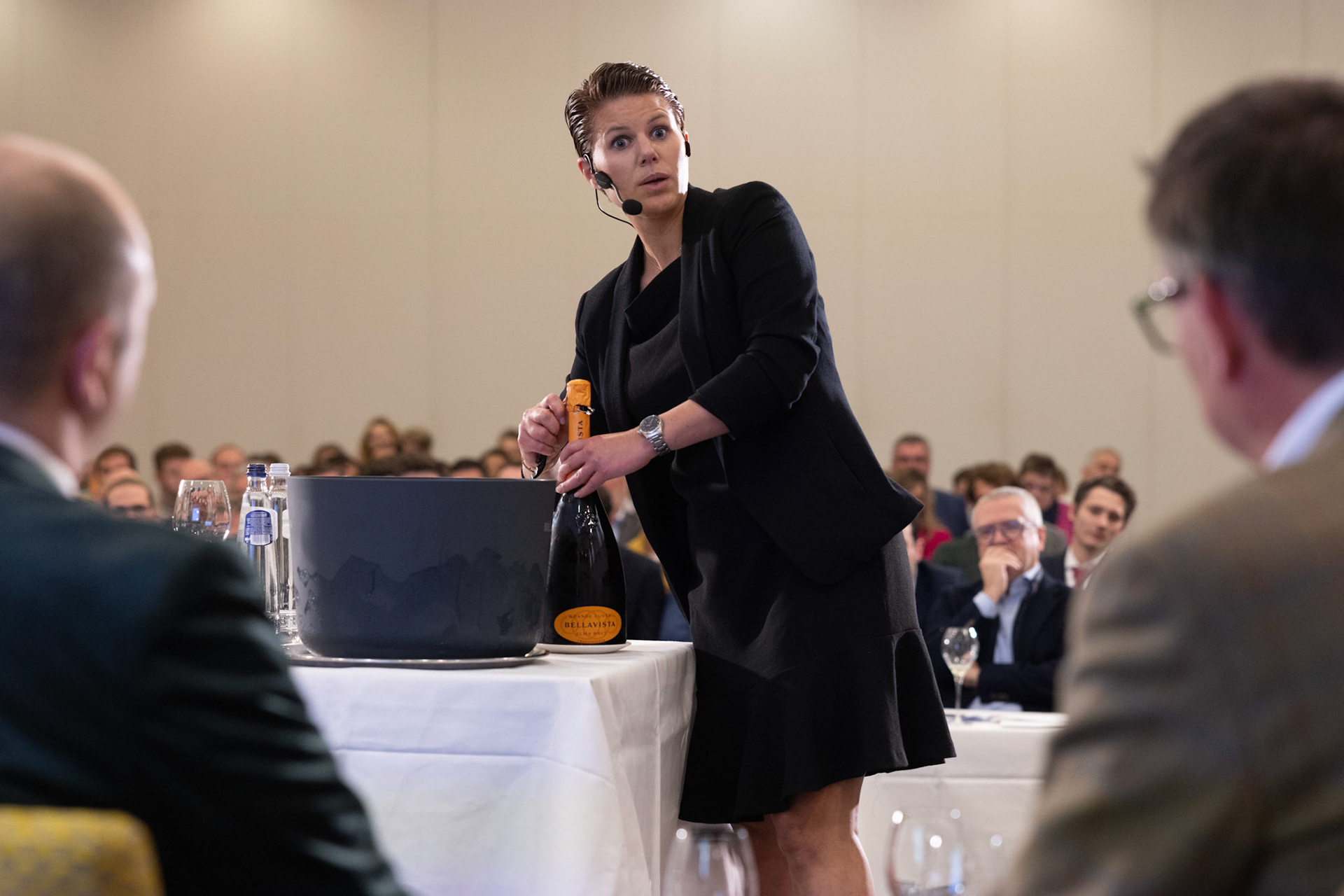 20231112 ANTWERP, BELGIUM Radisson Blu Astrid Hotel, final Best Sommelier of Belgium. Crul Charlotte – Cuines 33is Bussy with her test on the picturesThis official title, unlike various commercial initiatives, not only comes with a trophy, valuable prizes, and enduring recognition but also opens doors for the winner to compete in European and World Championships. These global competitions are organized by ASI (Association Sommeliers International), currently led by the Belgian William Wouters.