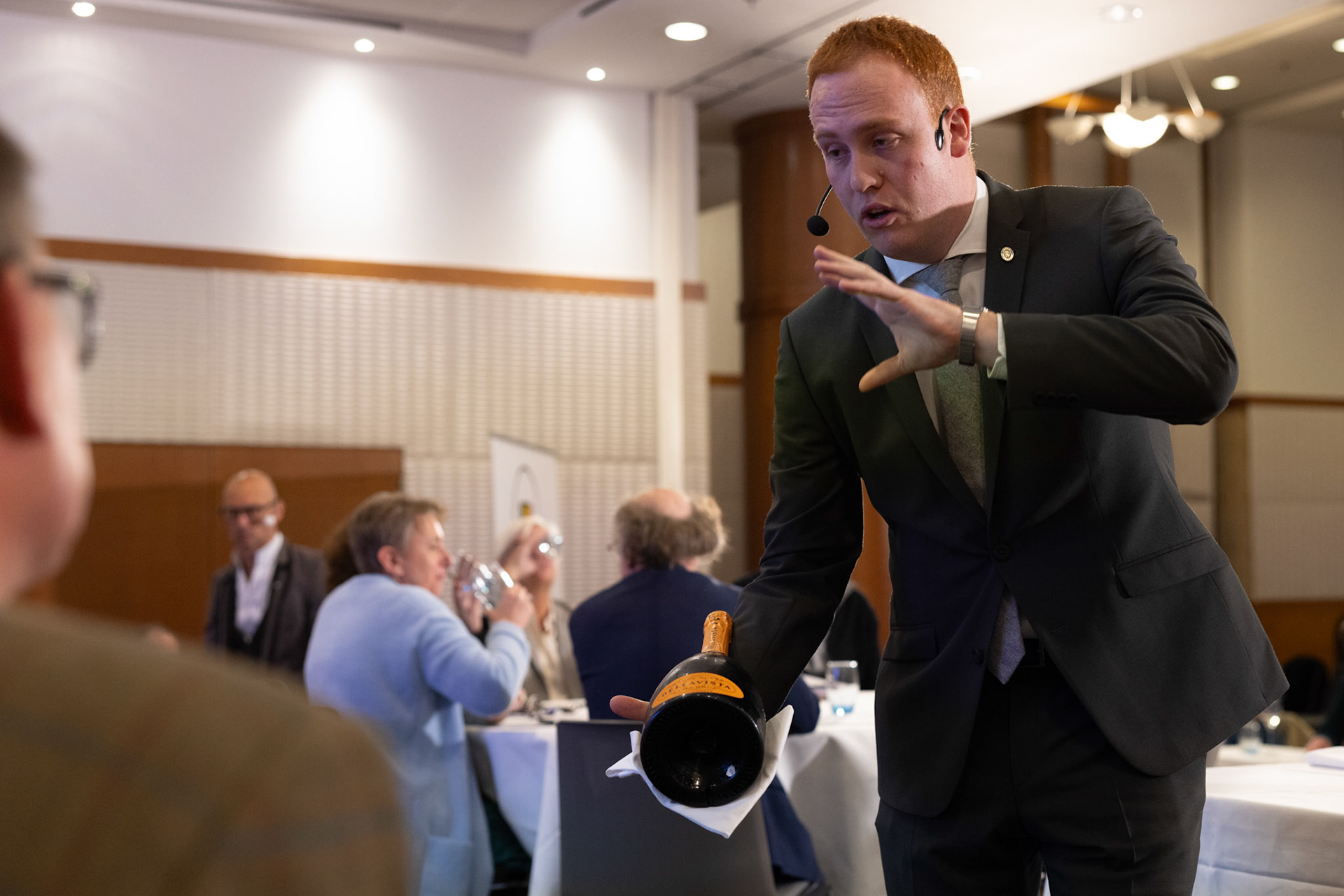 20231112 ANTWERP, BELGIUM Radisson Blu Astrid Hotel, final Best Sommelier of Belgium. Crul Charlotte – Cuines 33is Bussy with her test on the picturesThis official title, unlike various commercial initiatives, not only comes with a trophy, valuable prizes, and enduring recognition but also opens doors for the winner to compete in European and World Championships. These global competitions are organized by ASI (Association Sommeliers International), currently led by the Belgian William Wouters.