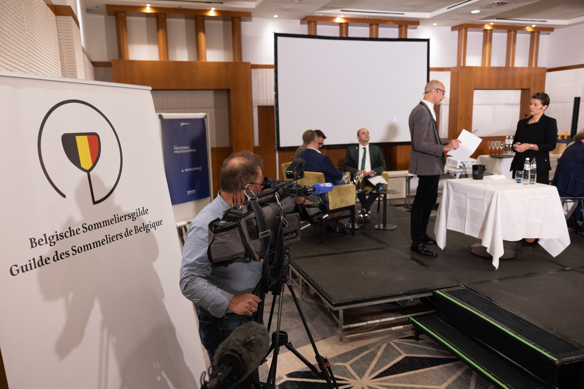 20231112 ANTWERP, BELGIUM Radisson Blu Astrid Hotel, final Best Sommelier of Belgium. Crul Charlotte – Cuines 33is Bussy with her test on the picturesThis official title, unlike various commercial initiatives, not only comes with a trophy, valuable prizes, and enduring recognition but also opens doors for the winner to compete in European and World Championships. These global competitions are organized by ASI (Association Sommeliers International), currently led by the Belgian William Wouters.