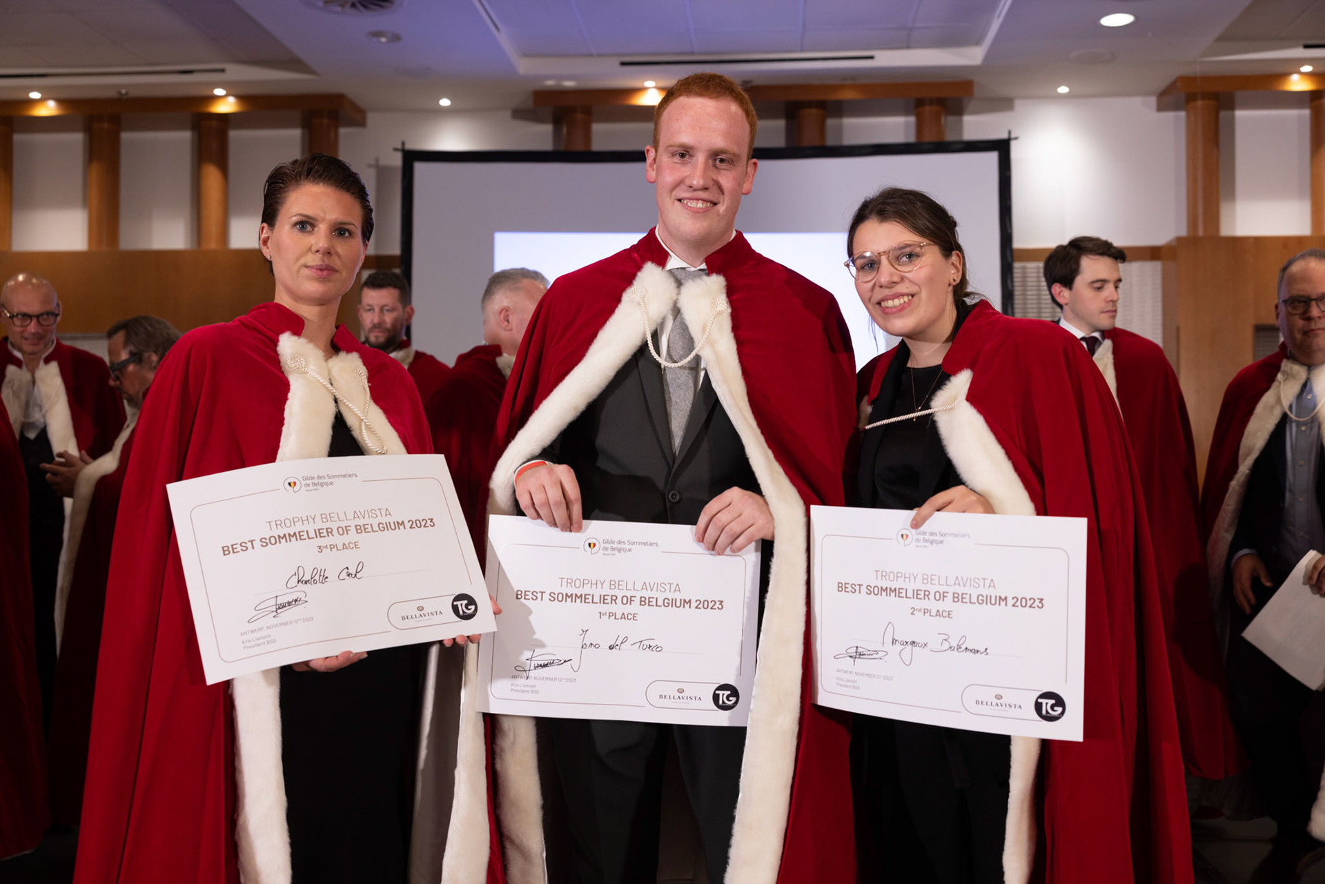 20231112 ANTWERP, BELGIUM Radisson Blu Astrid Hotel, final Best Sommelier of Belgium. Del Turco Jeno – Le Chalet de la Fôret** winner with on the left Crul Charlotte – Cuines 33 * (3rd) and on the right Balemans Margaux – Sanglier des Ardennes (2nd) This official title, unlike various commercial initiatives, not only comes with a trophy, valuable prizes, and enduring recognition but also opens doors for the winner to compete in European and World Championships. These global competitions are organized by ASI (Association Sommeliers International), currently led by the Belgian William Wouters.