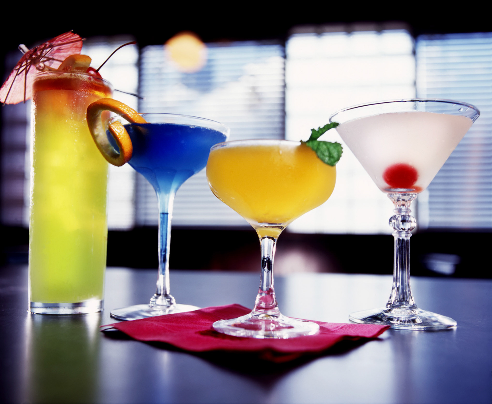 4 cocktails in a bar