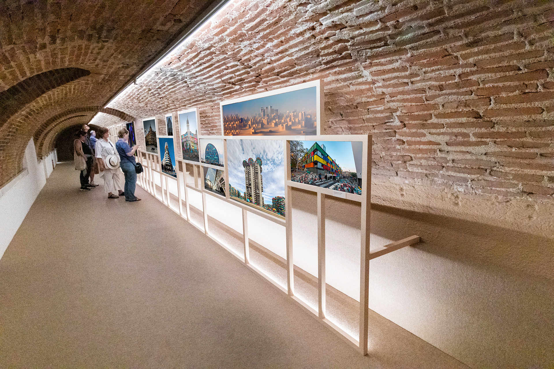 Mockup de la ficticia exposición física.