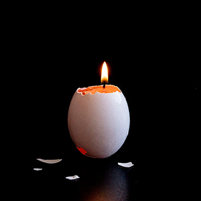 Vela en la oscuridad.