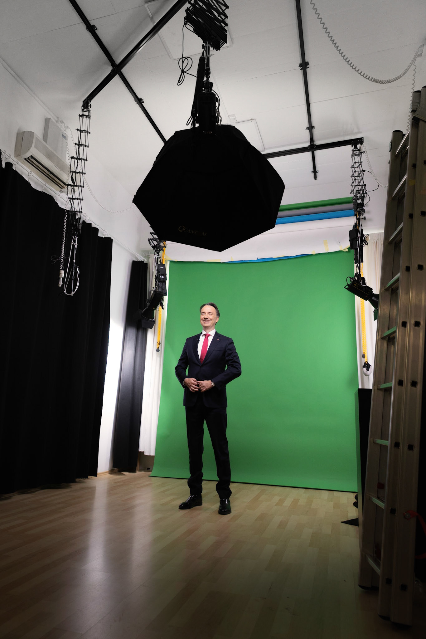 Predsednik uprave Mercatorja med nagovorom delničarjem na spletni konferenci v Lightspark Studiu, Ljubljana