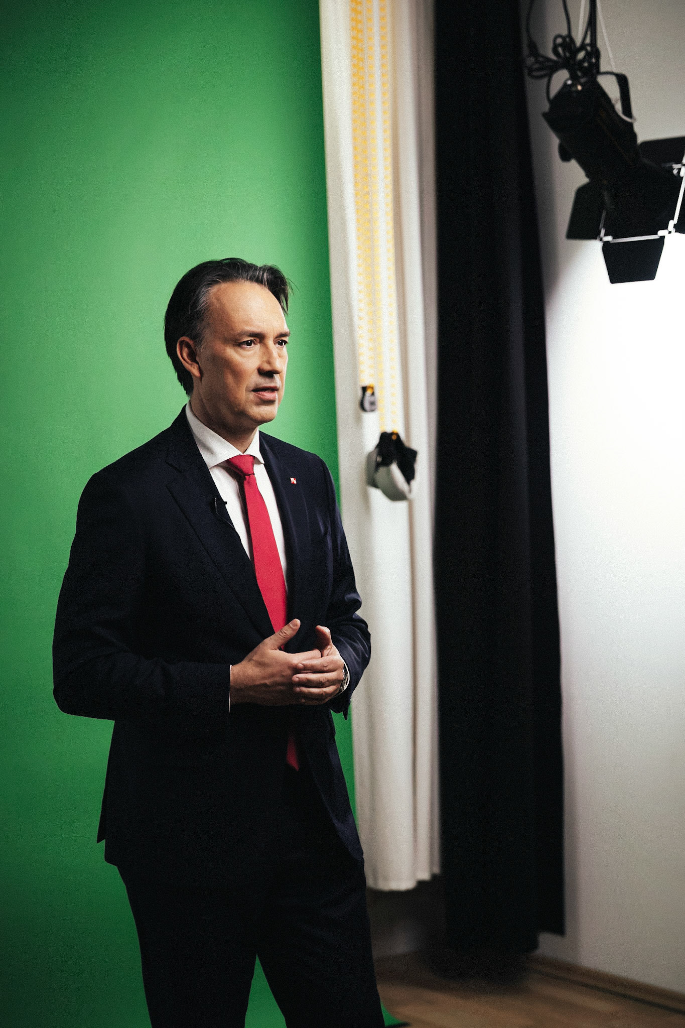 Predsednik uprave Mercatorja med nagovorom delničarjem na spletni konferenci v Lightspark Studiu, Ljubljana