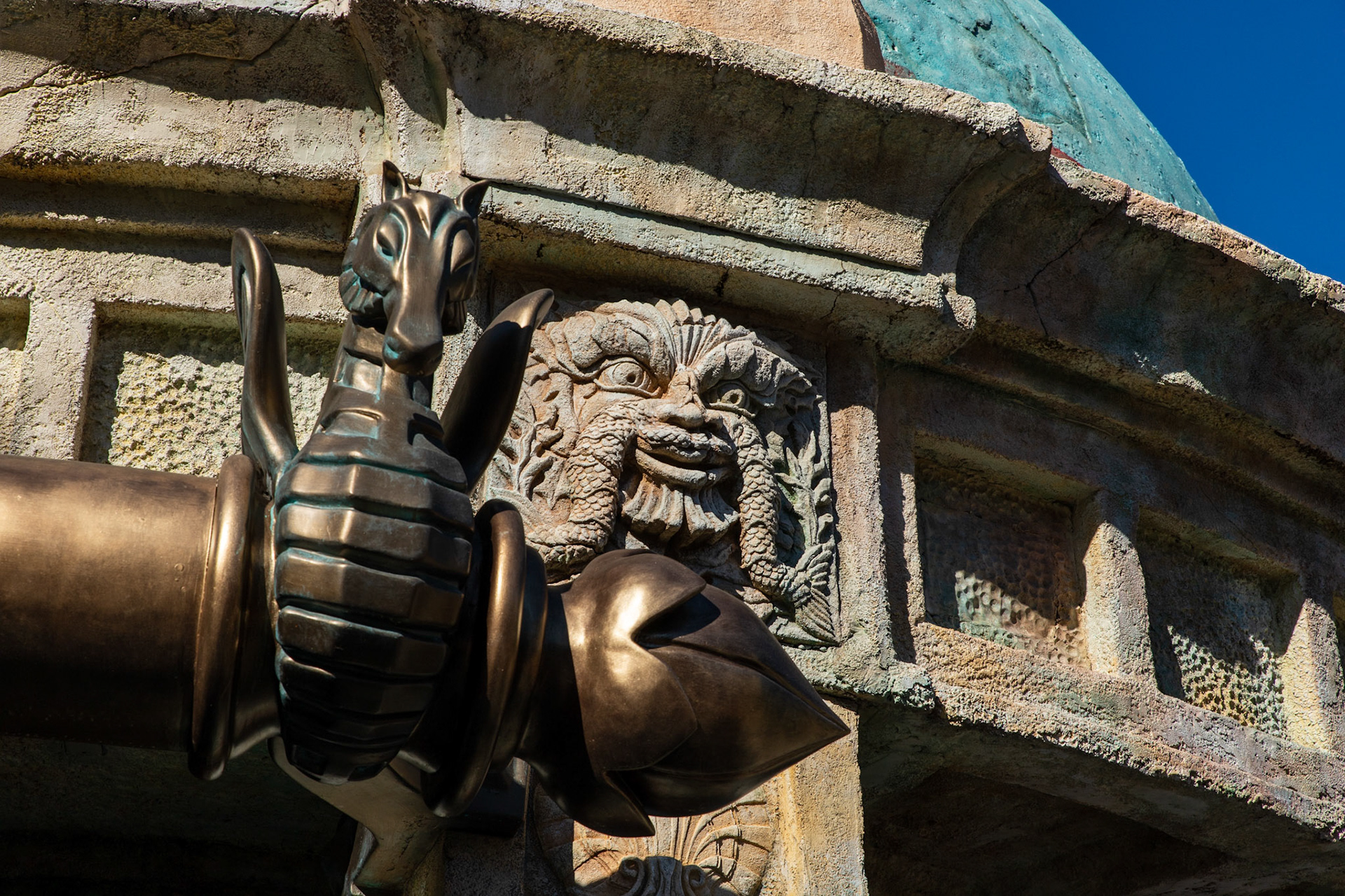 It’s the small details (or large in this case) that make a visit to an amusement park entertaining. This visage is over a shop in The Lost Continent.