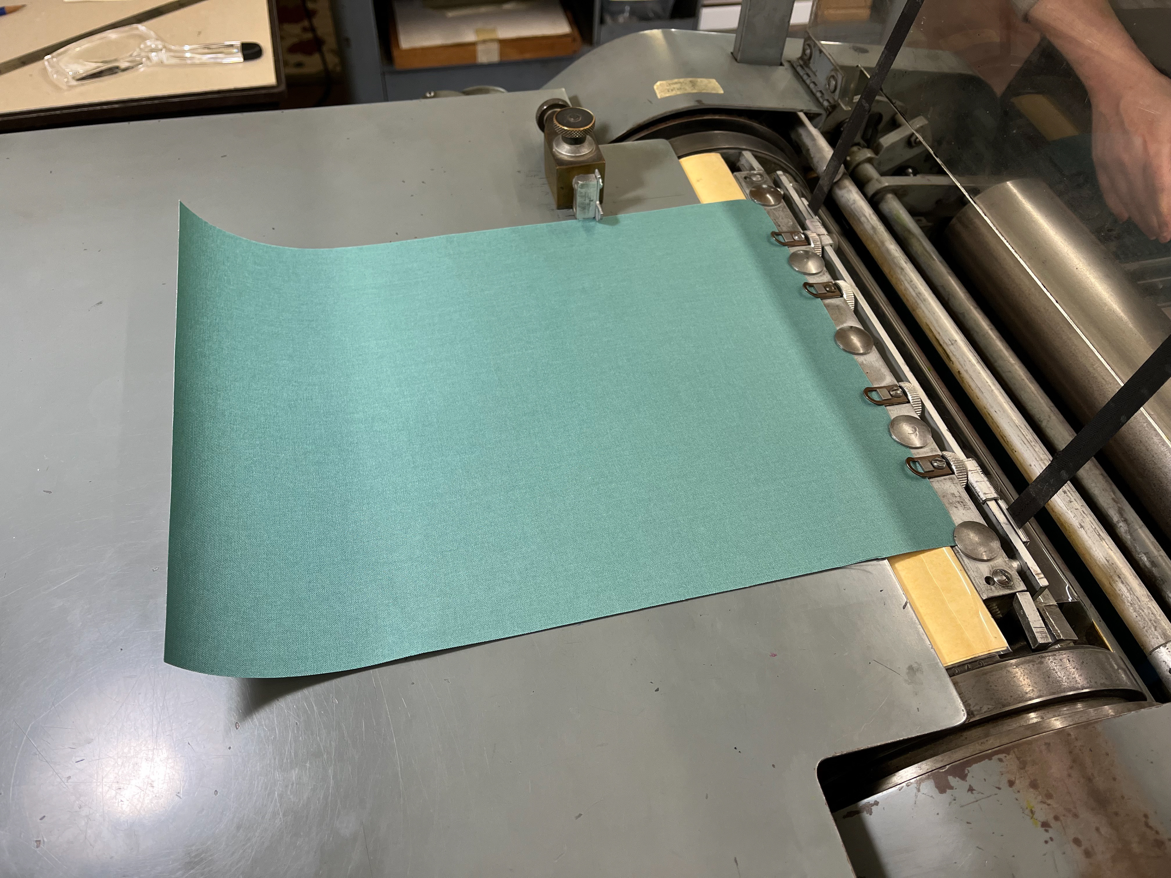 feed board, side guide, and grippers