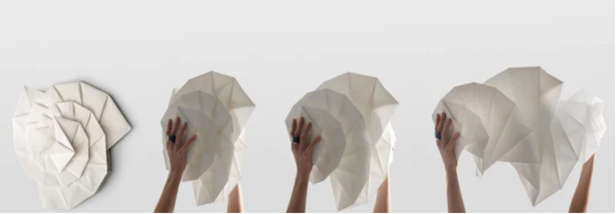 Lampe inspiré de l'art du papier, l'origami par Issey Miyake