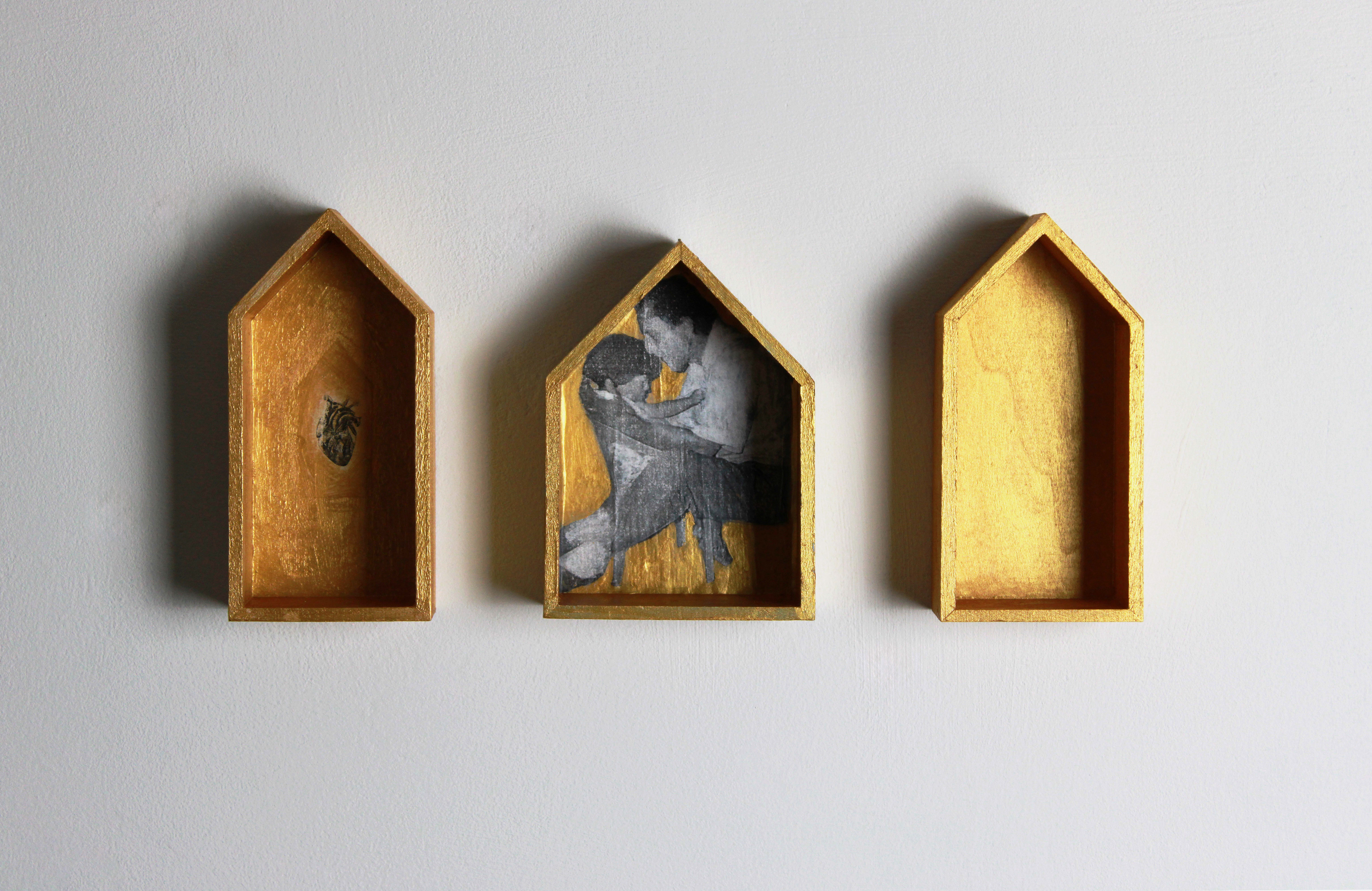 Quel che rimane, 2023, pittura e collage su legno, 3 pezzi, dim. 15 x 7 x 4 cm e 14 x 10 x 4 cm.