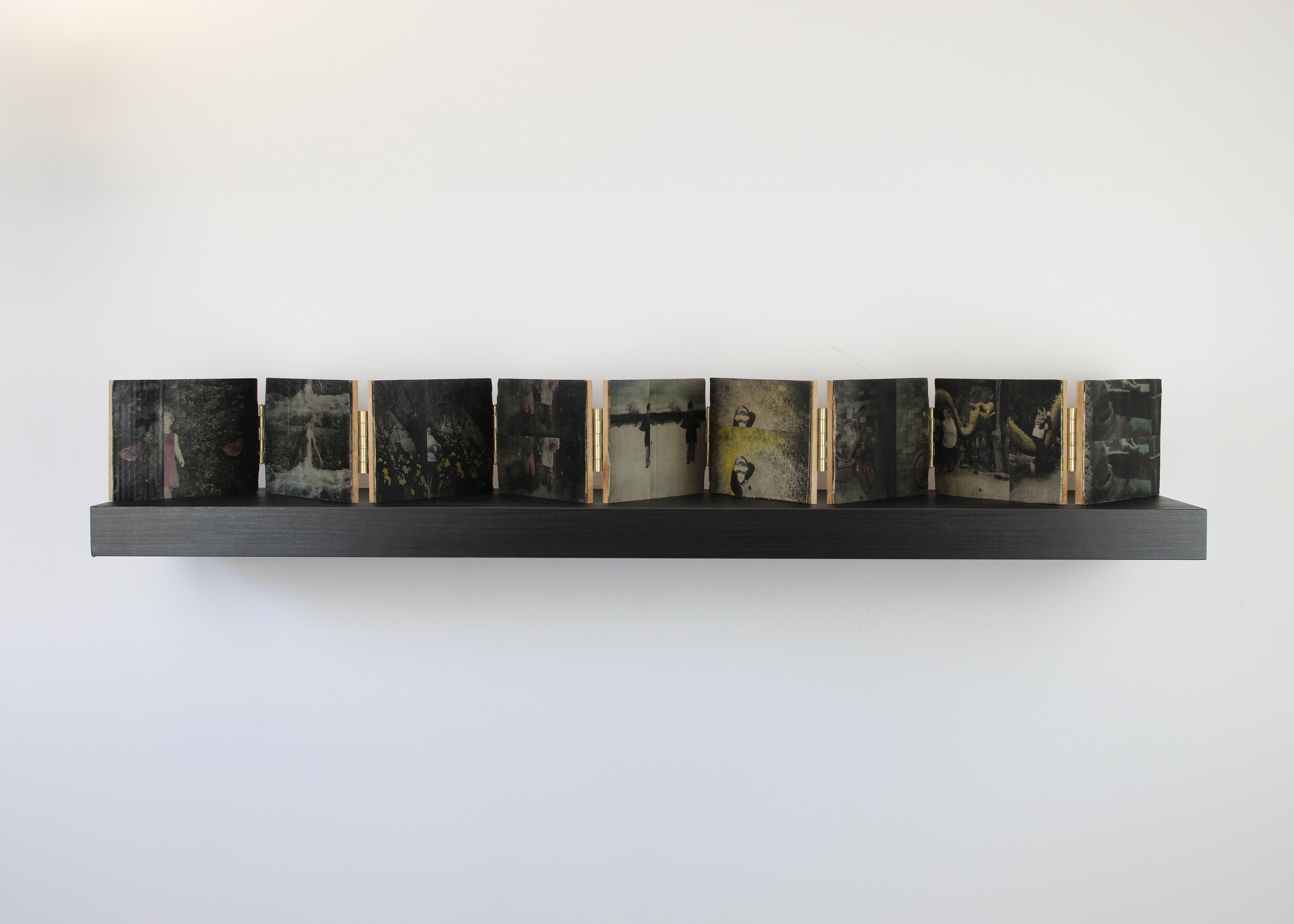 Falso ricordo, 2020-24, collage e pittura su cartone, struttura in MDF, dim. 12,5 x 162 cm, collezione privata.