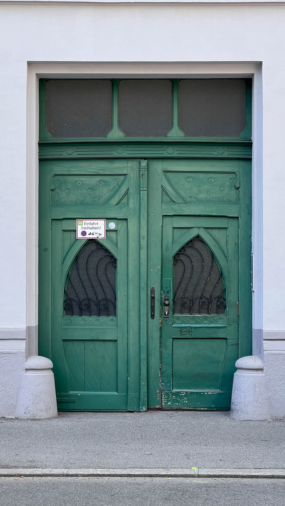 photo green apartment building door münzgrabenstrasse Graz by Bianca Gschlecht