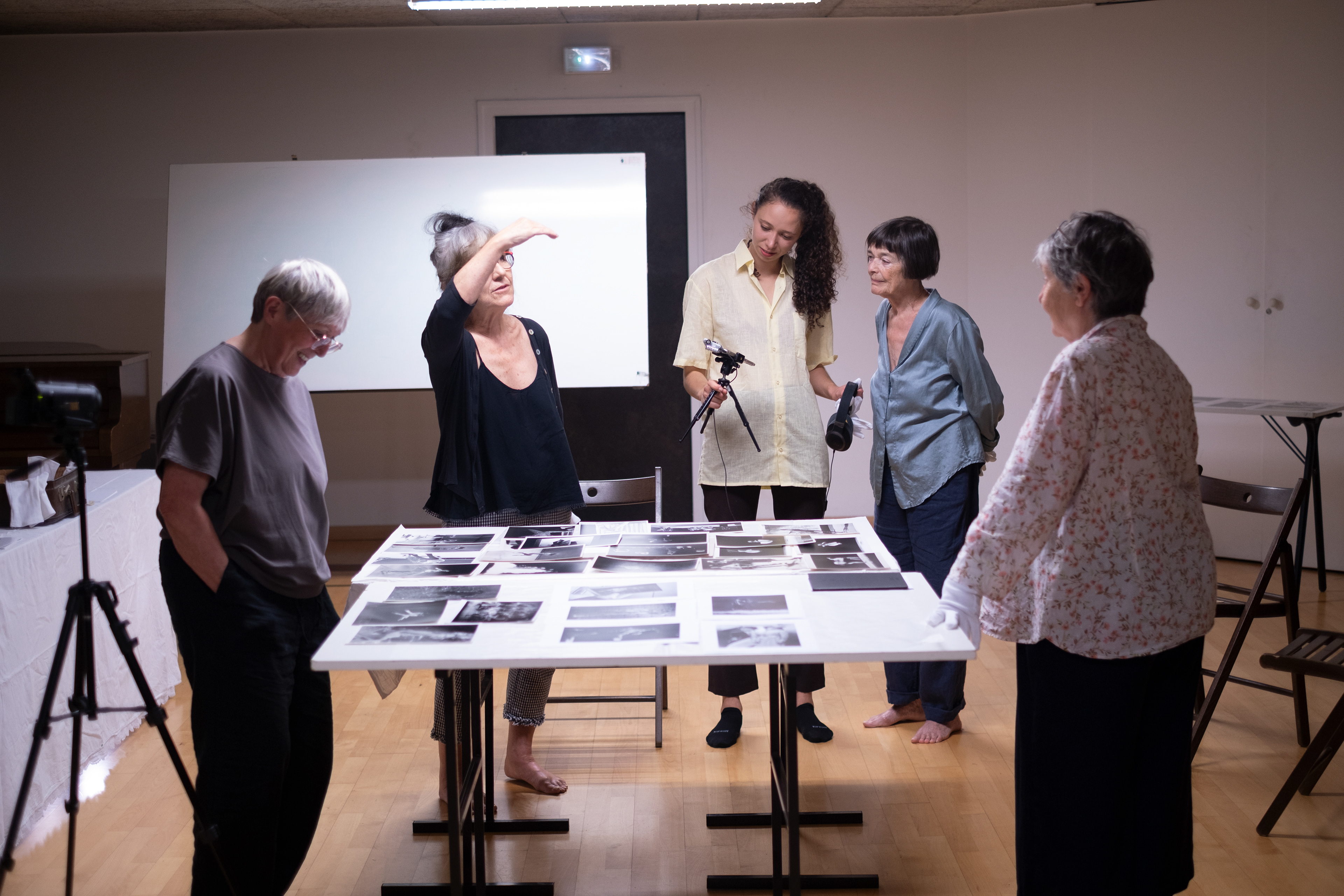 Séance de consultation d’archives, Cité internationale, 23 juillet 2025, crédit photo François Robert. De gauche à droite : Chantal Aubry, Christine Rodès, Eléonore Kabouche, Eve Zheim et Christine Quoiaud.