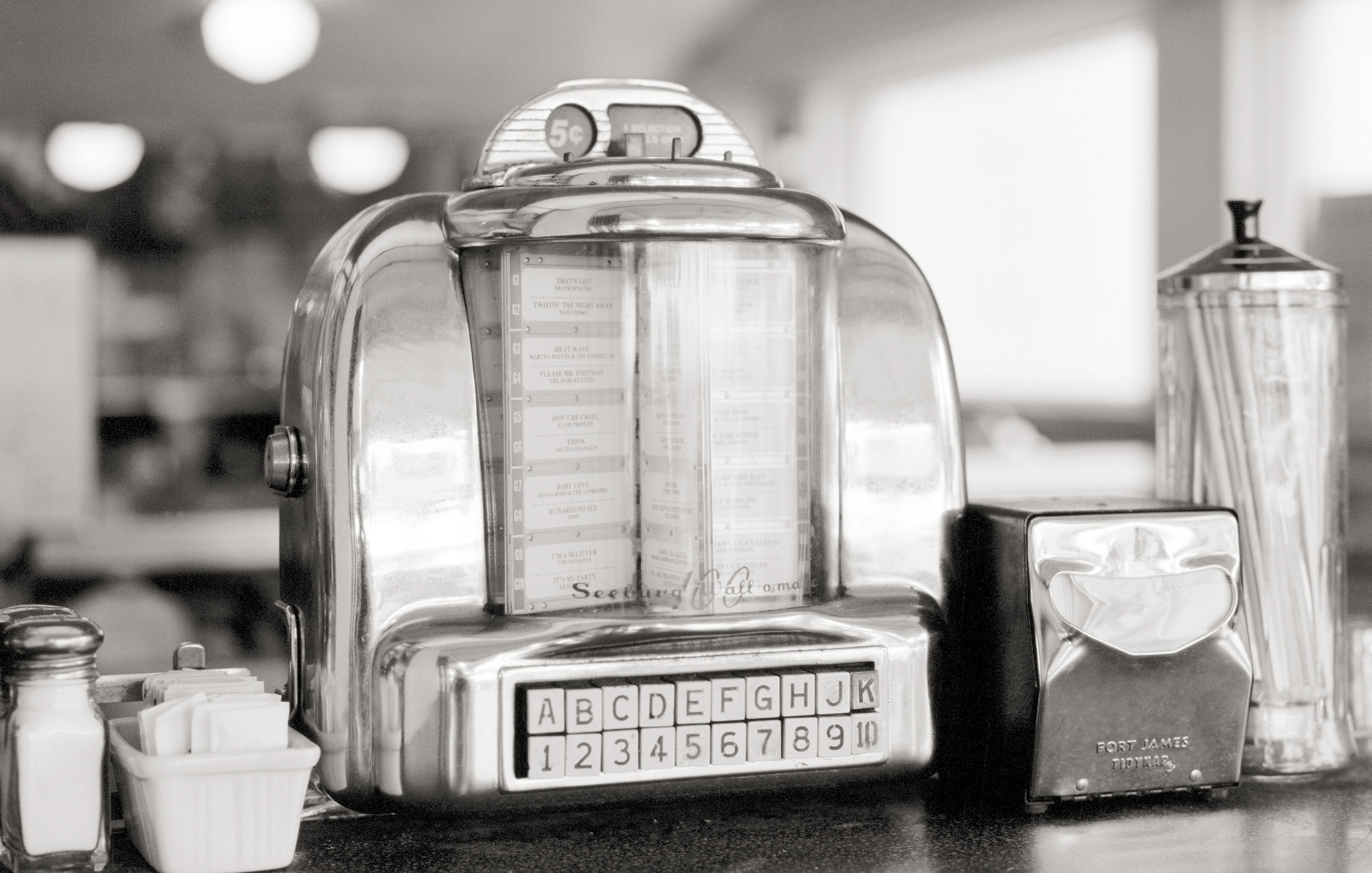 MARIANNE RAFTER IS A FASHION, PORTRAIT AND LIFESTYLE PHOTOGRAPHER BASED IN NEW YORK miami beach art deco