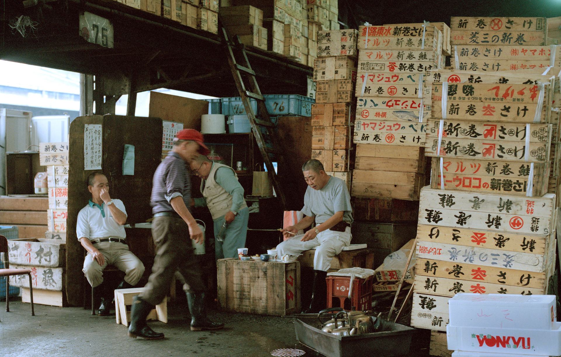 MARIANNE RAFTER IS A FASHION, PORTRAIT AND LIFESTYLE PHOTOGRAPHER BASED IN NEW YORK tsukiji tokyo fish market
