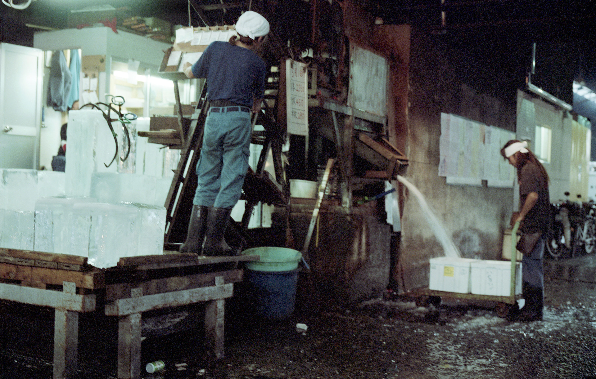 MARIANNE RAFTER IS A FASHION, PORTRAIT AND LIFESTYLE PHOTOGRAPHER BASED IN NEW YORK tsukiji tokyo fish market