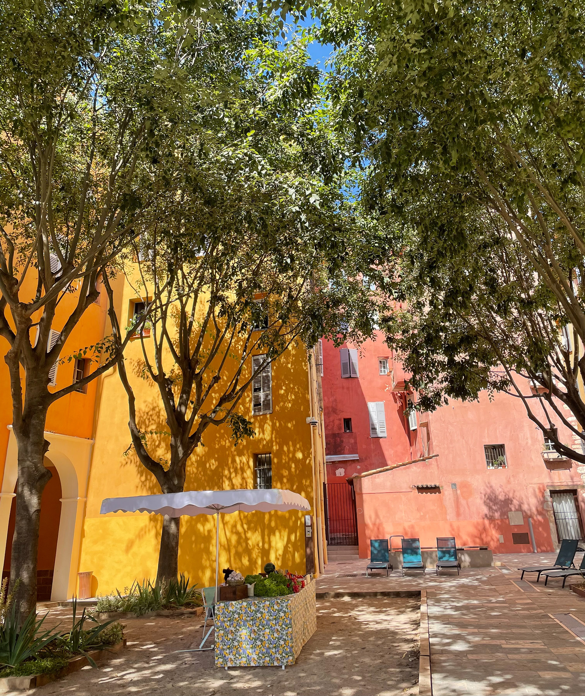 Grasse, Place du lieutenant Georges Morel. With restaurant La Tannerie