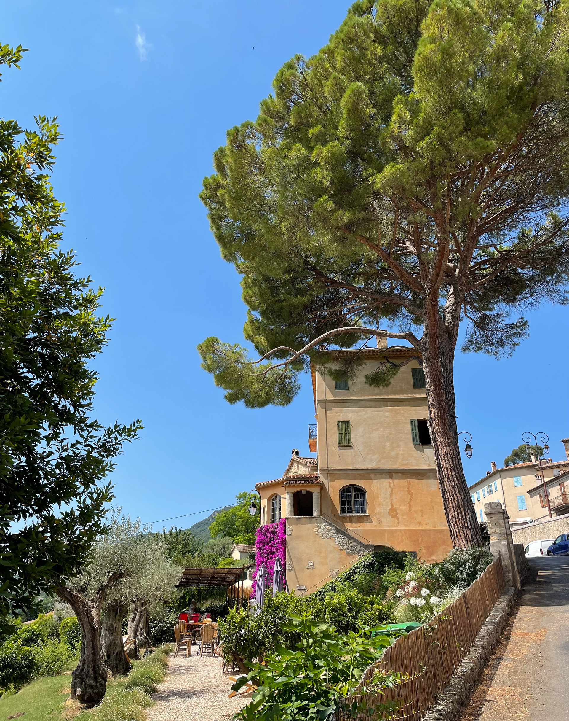 Lunch or diner at Hôtel Particulier des Jasmins in Le Bar-sur-Loup, with the beautiful vue