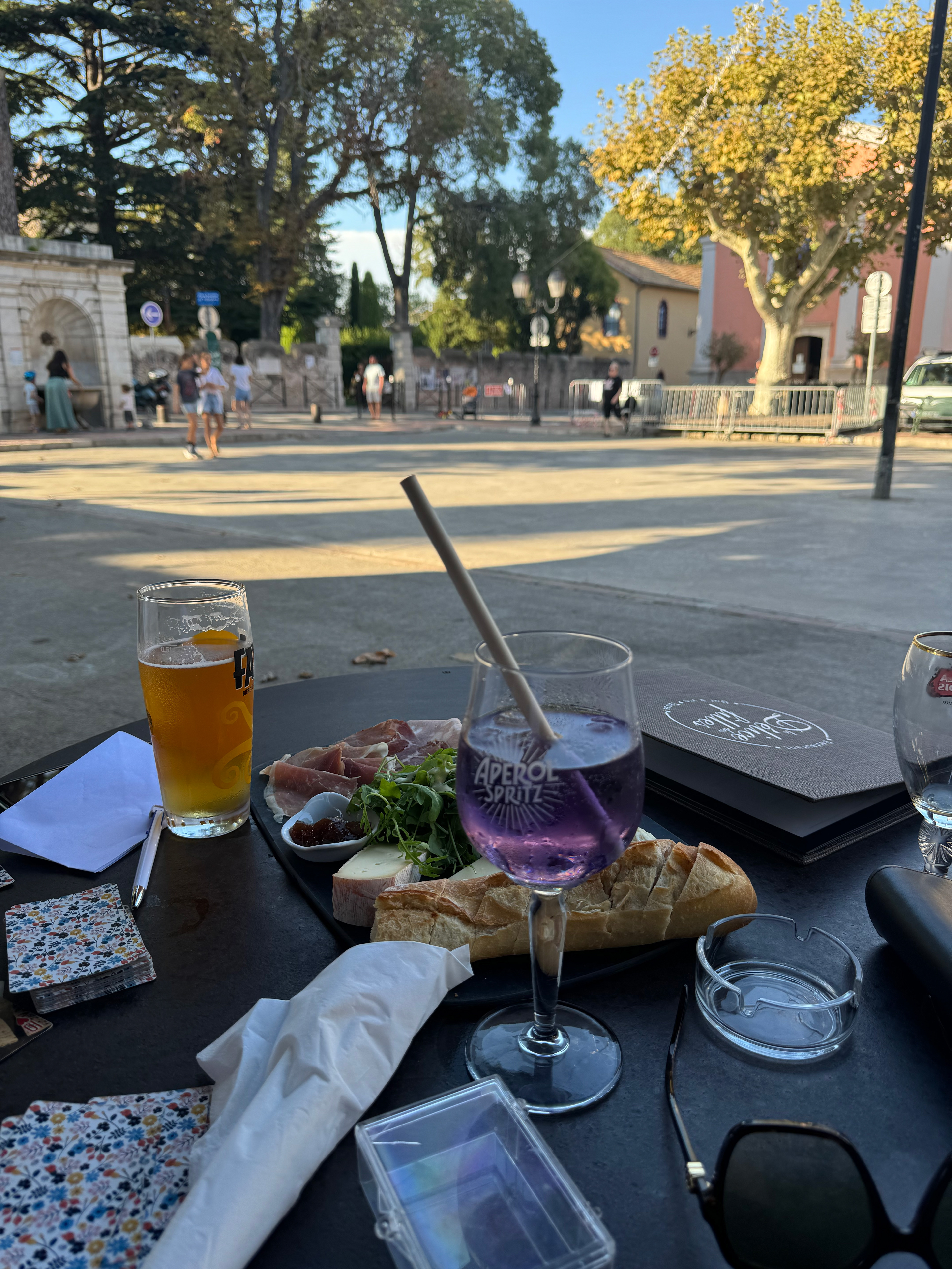 In Mouans-Sartoux you'll find many restaurants in the beautiful narrow streets and around the square. In the summer you can dance at the square on Saturday evenings!