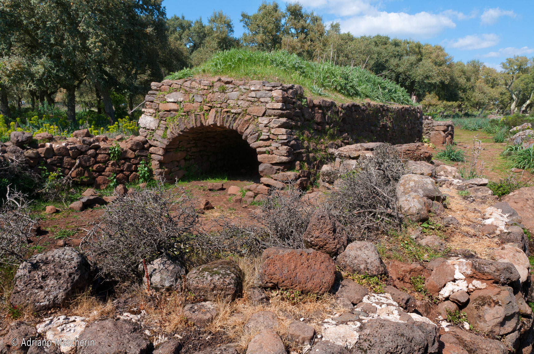 Gesturi - Capanna Nuragica Cuili Sa Bovida - Nuragic hut Cuili Sa Bovida