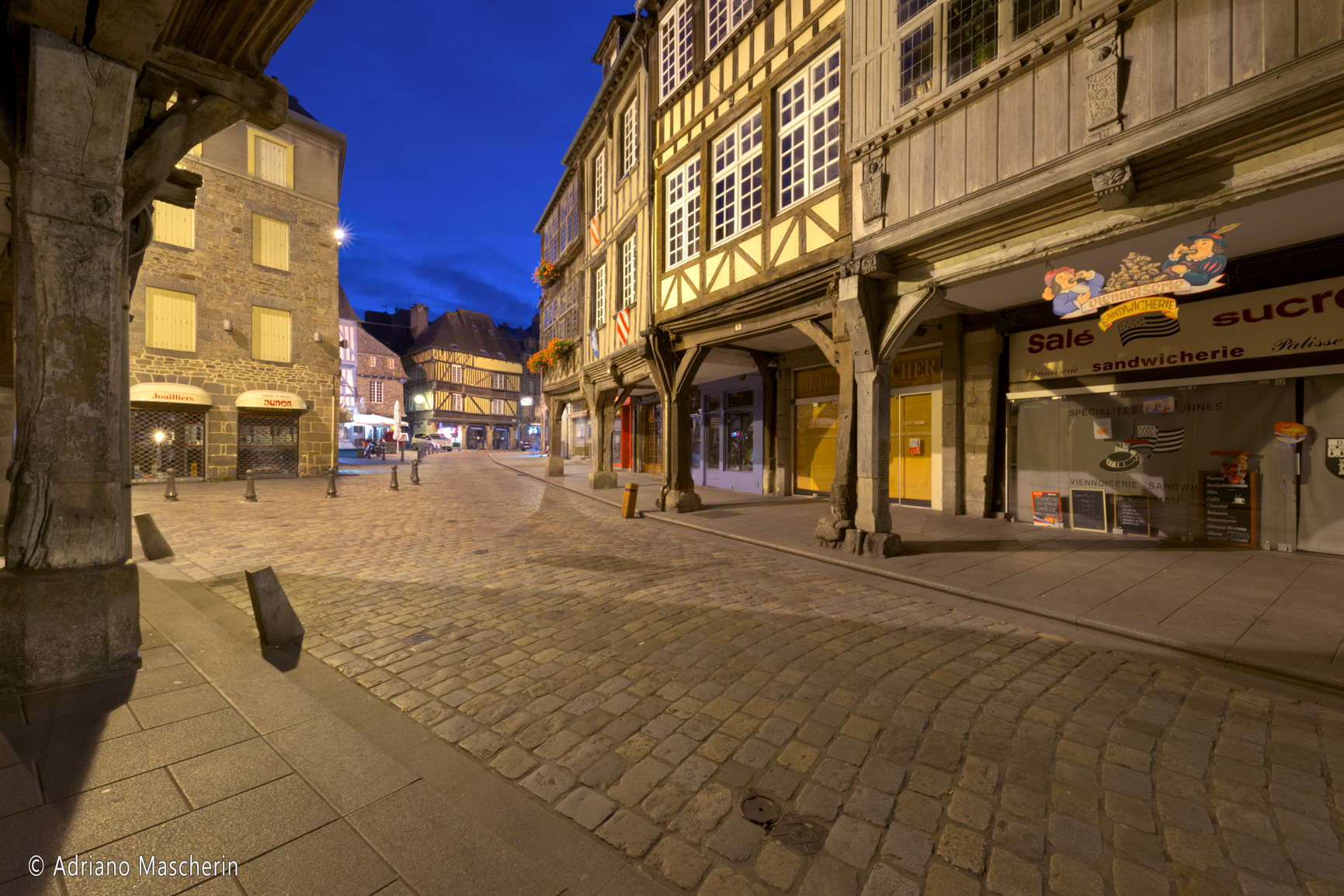 Dinan - Place des Merciers notturna - Merciers square by night