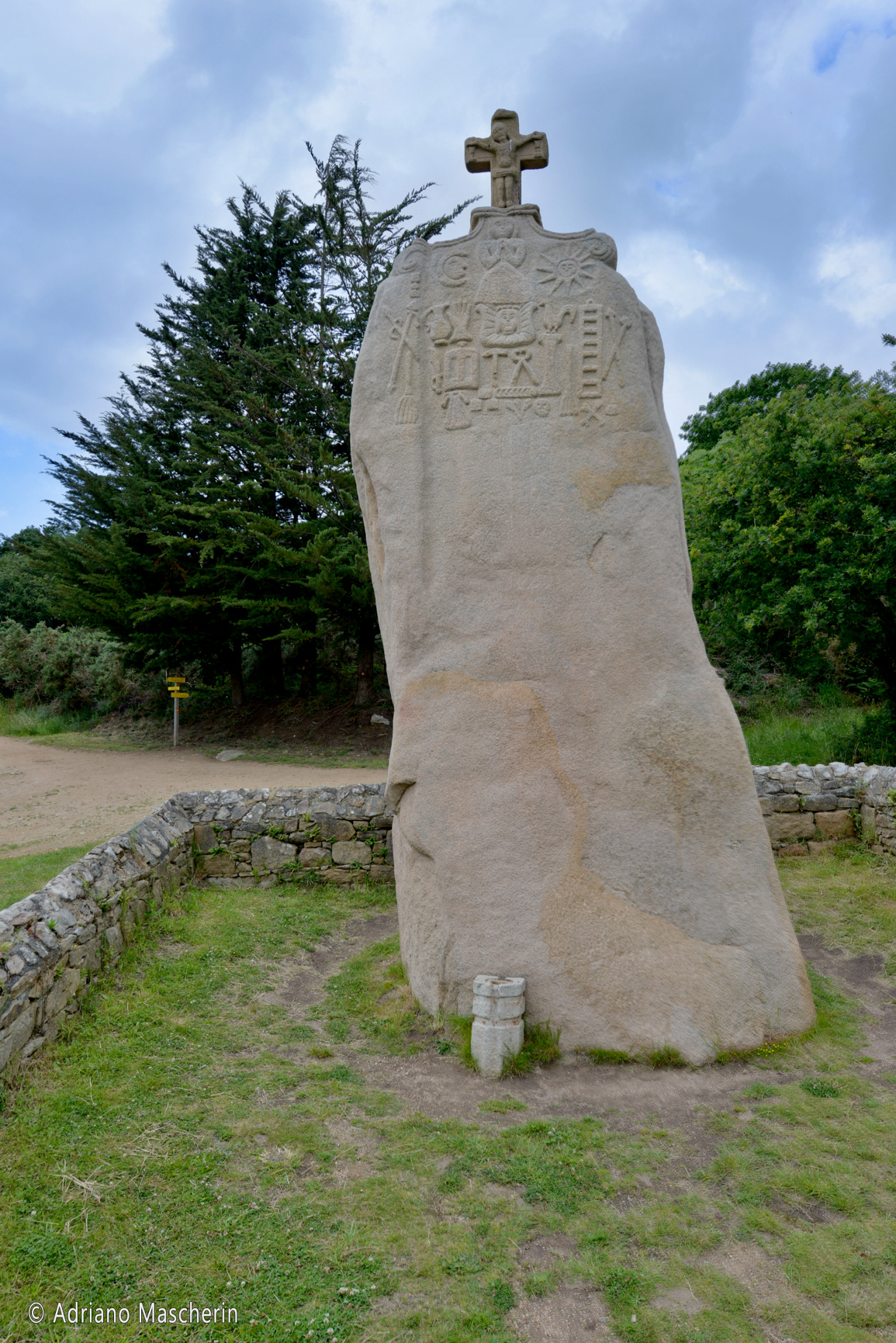 Plomeur - Menhir Sant'Uzec