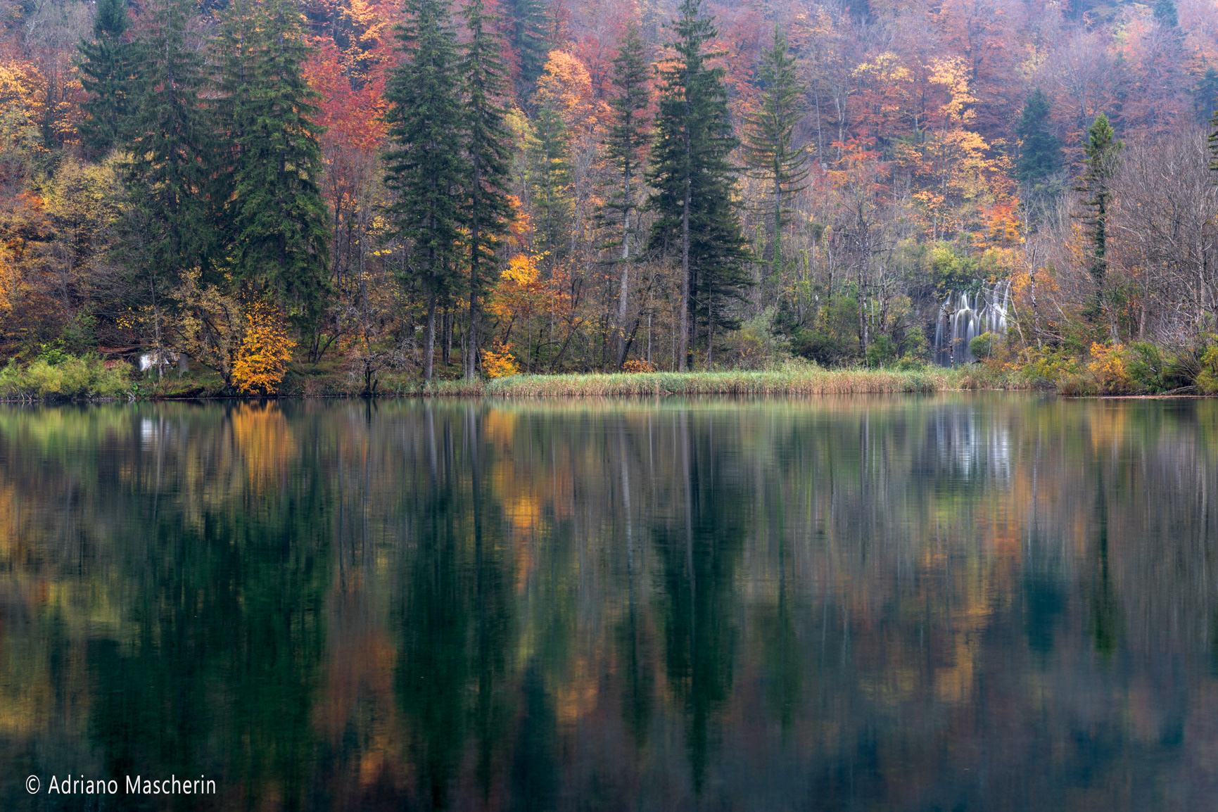 Riflessi autunnali sul lago Gradinsko - Autumn reflections on the Gradinsko lake
