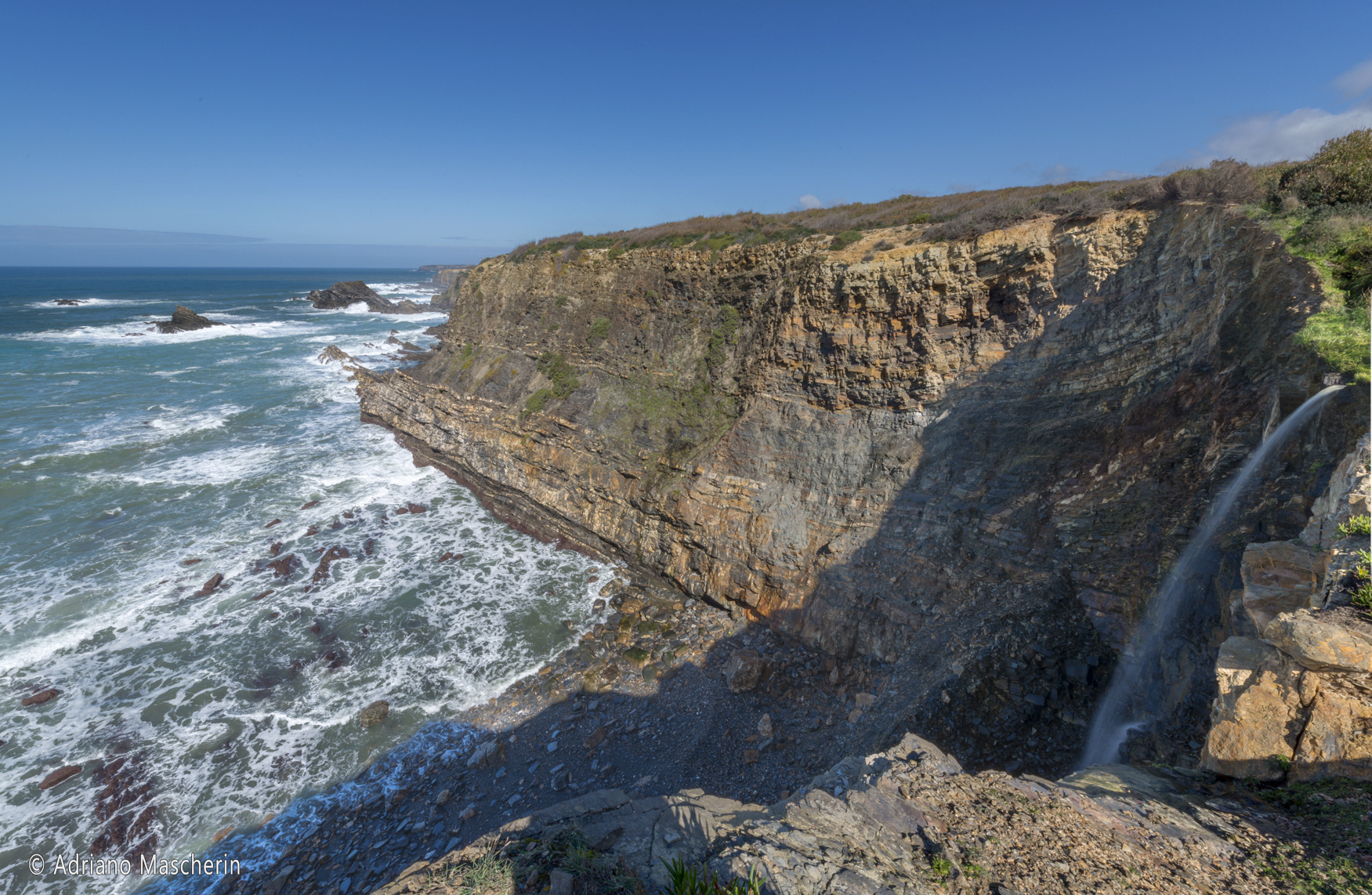 Zambujera do Mar - Cascata a mare - Waterfall on the sea
