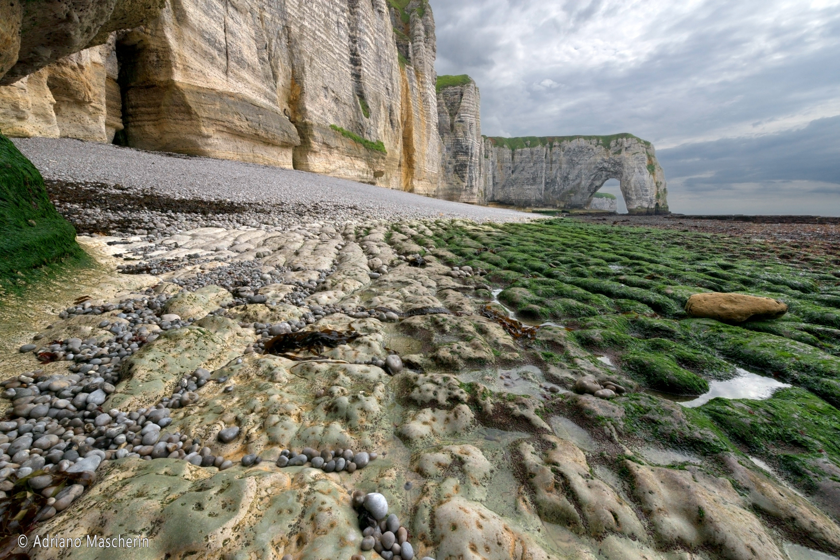 Etretat - Bassa marea falesia Aval, l'arco - Low tide cliff Aval, the arch