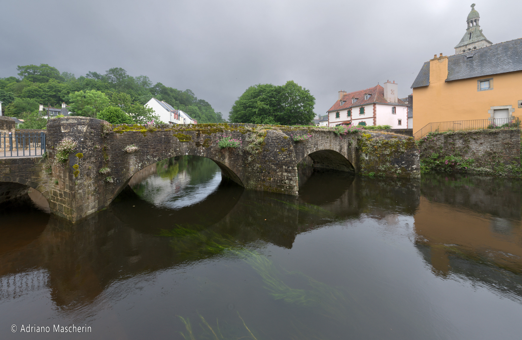 Quimperlé - Ponte fiorito sull'Elle - Flowered bridge over the Elle river