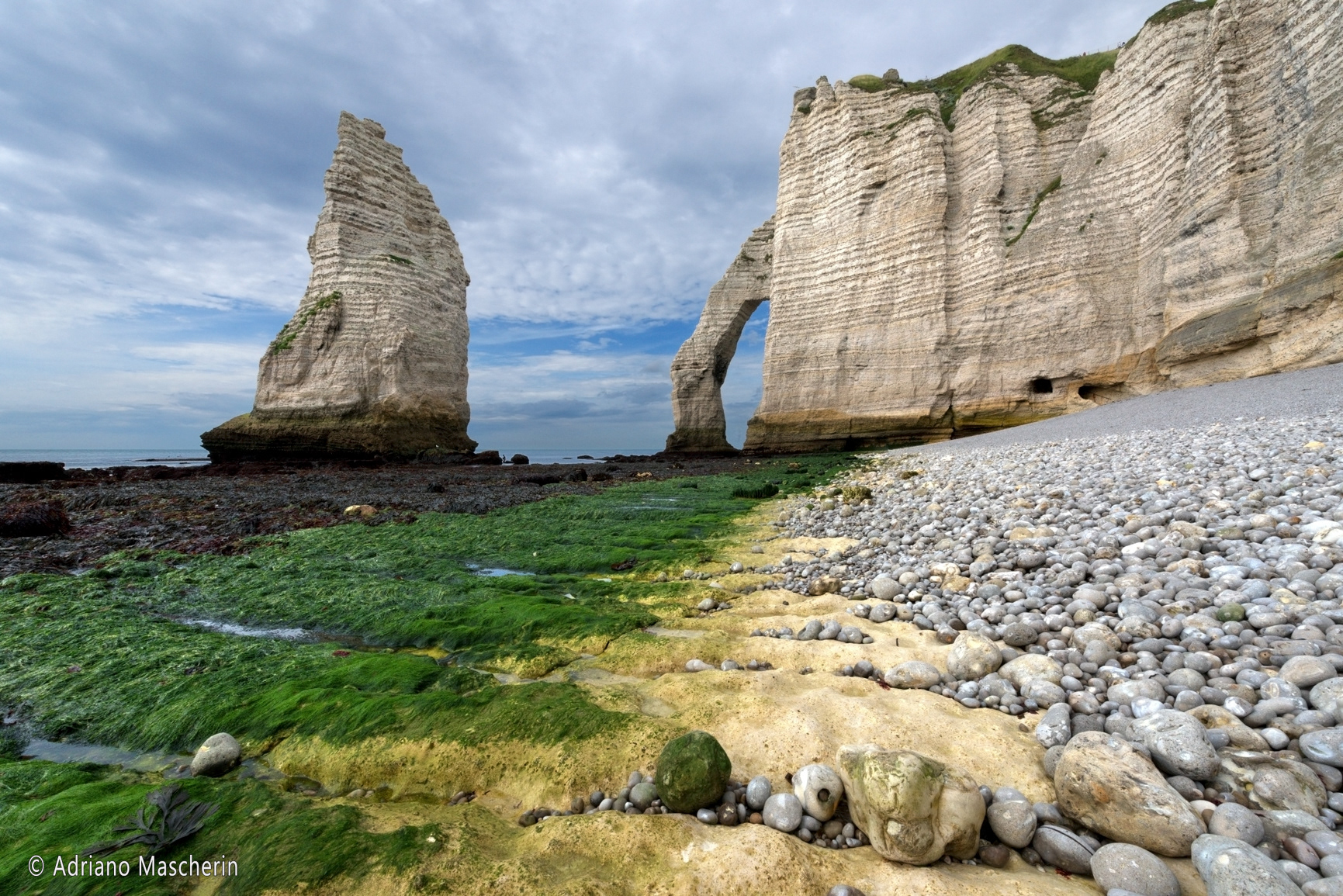 Etretat - Bassa marea falesia Aval, l'arco e l'ago - Low tide cliff Aval, the arch and the needle