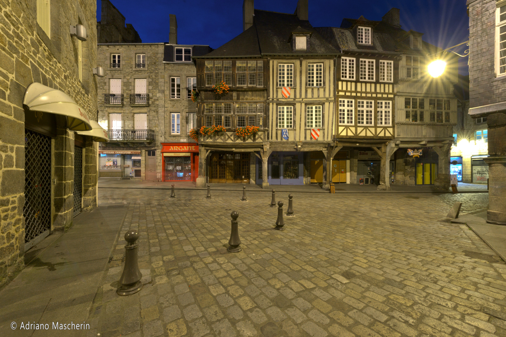 Dinan - Place des Merciers notturna - Merciers square by night