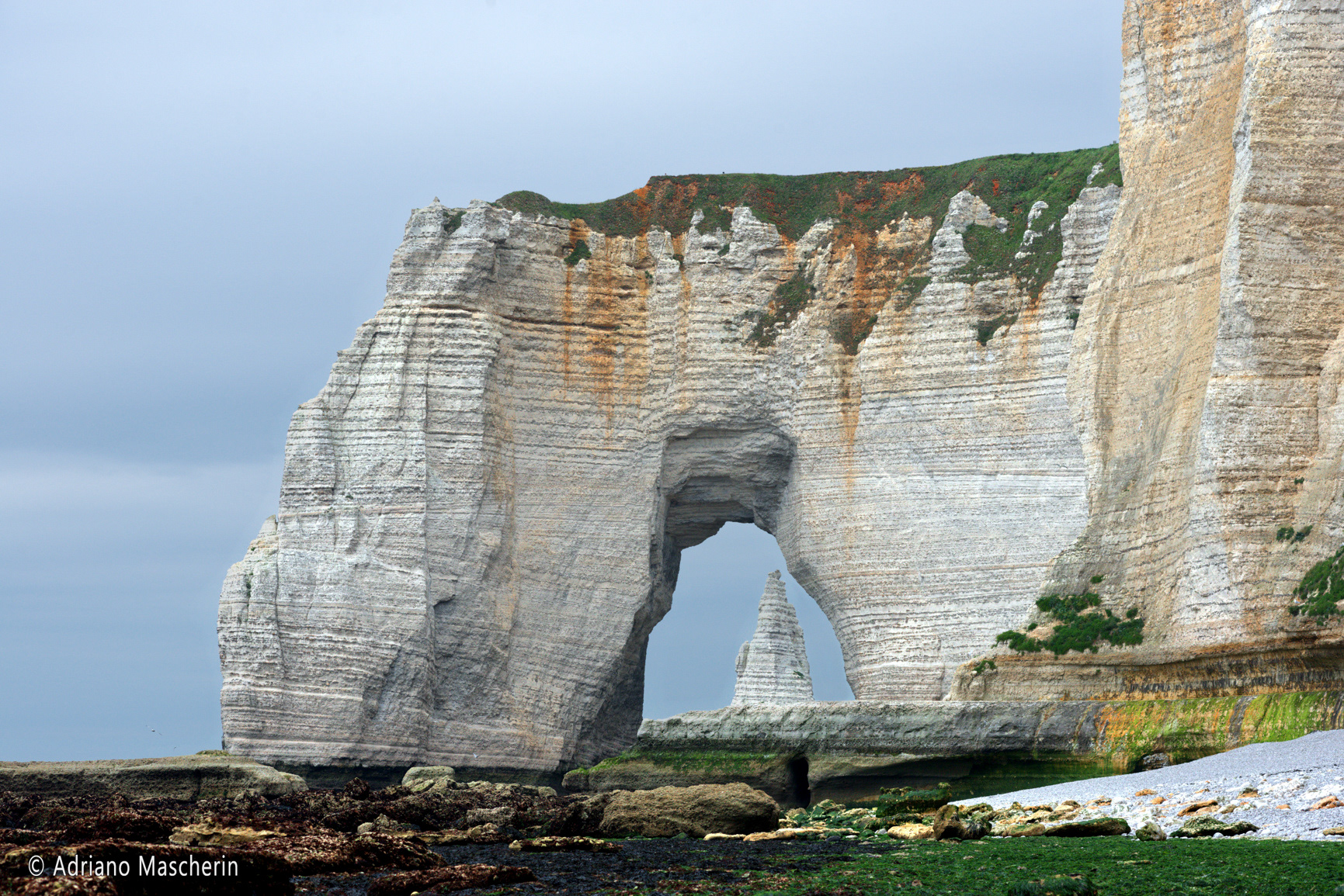 Etretat - Bassa marea sotto la Falesia di Aval - Low tide under the Aval cliff