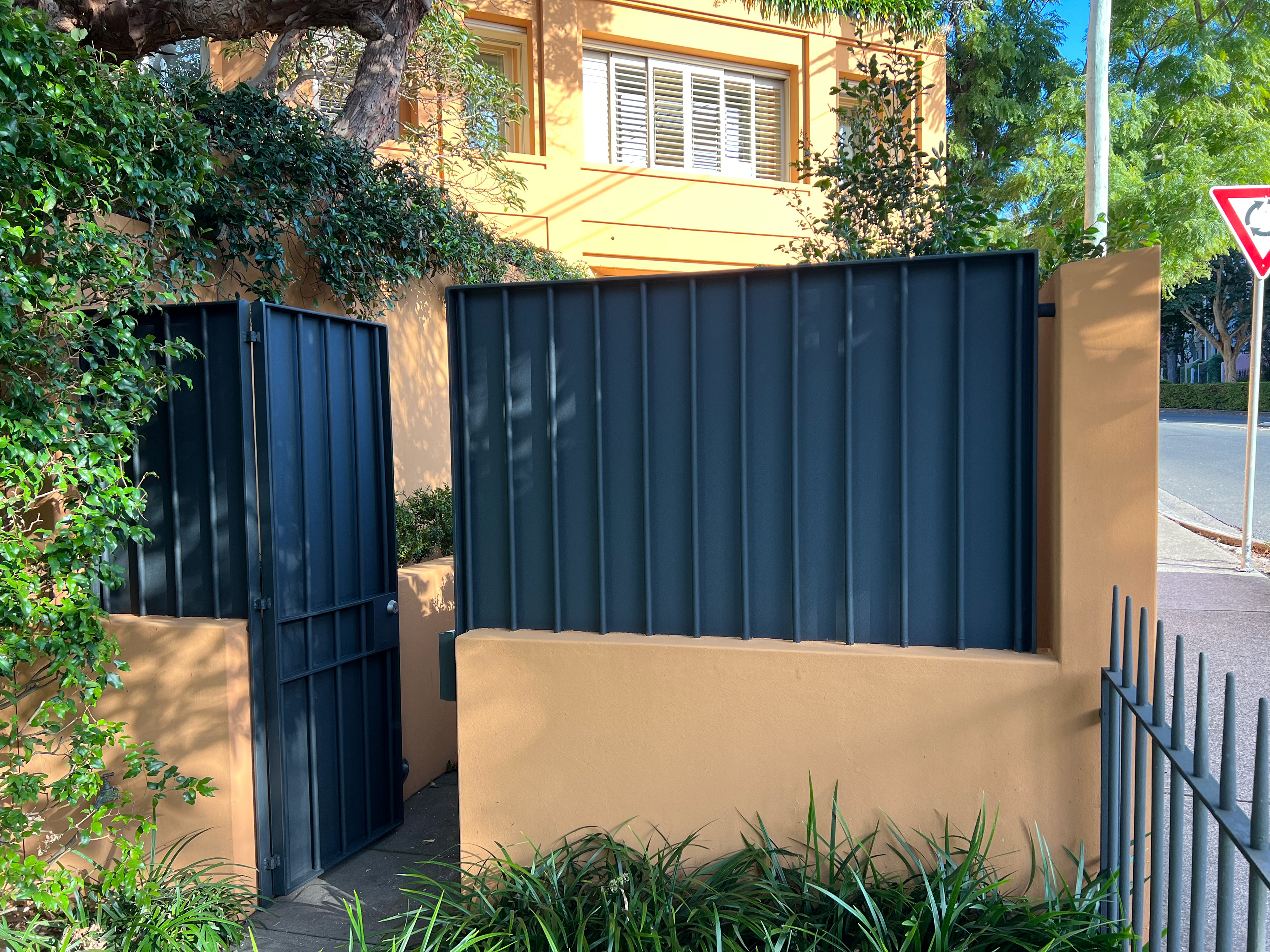 Micaceous oxide metal coatings