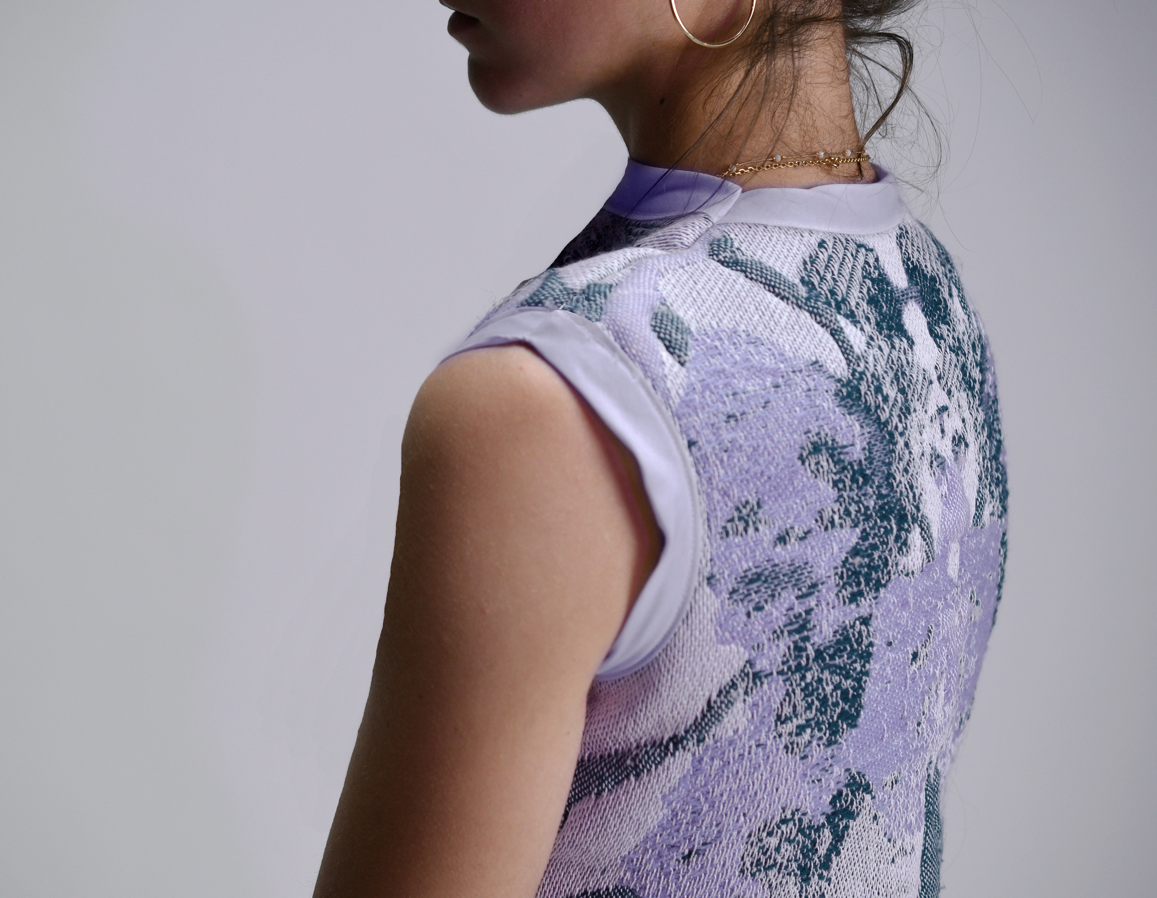 (DOS) Motif placé sur métier à tisser Jacquard, avec poches rembourées. Les fils de trames de laine ont été teints avant le tissage.
