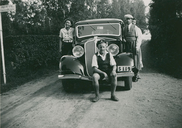 Nya bilen Östen längst fram, till höger Karl och Astrid, till vänster Ingeborg