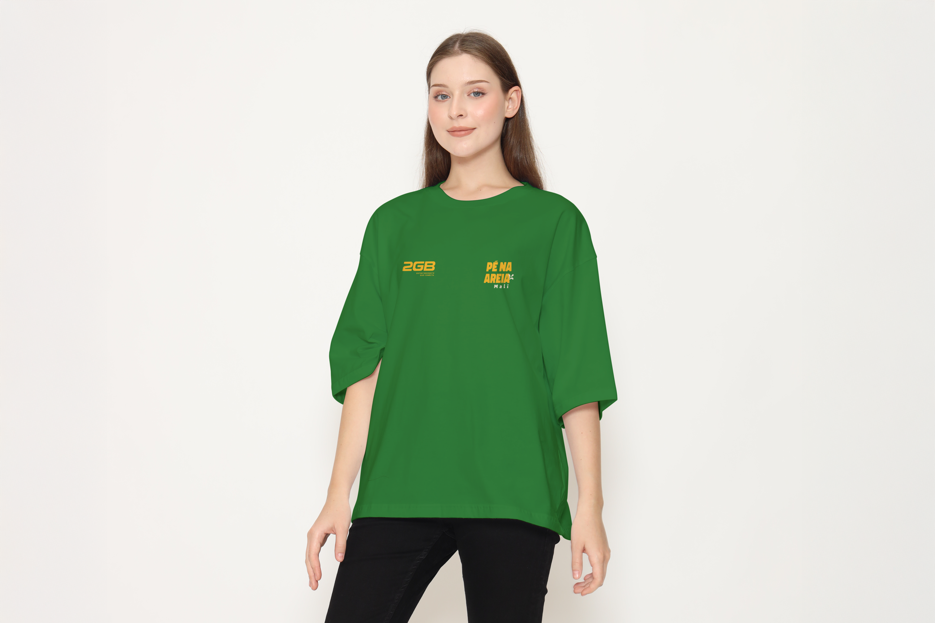 Mockup de camiseta verde com a identidade visual do Pé na Areia com João Gomes.