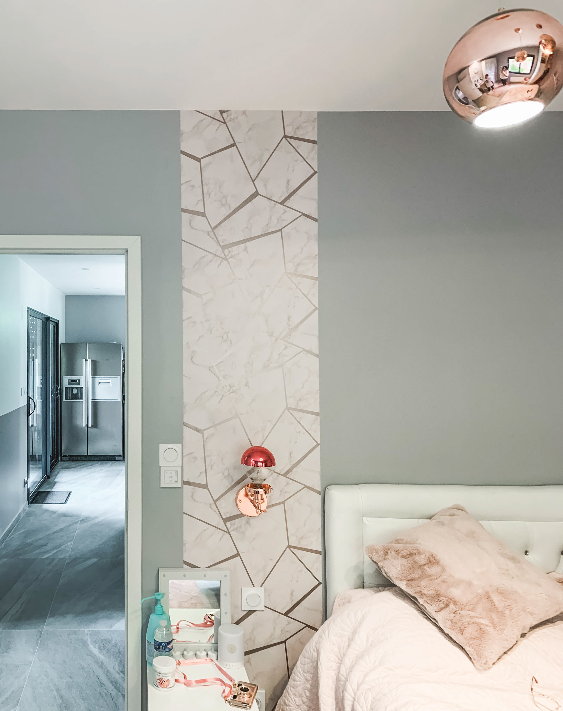 Détail de la tête de lit et applique mural