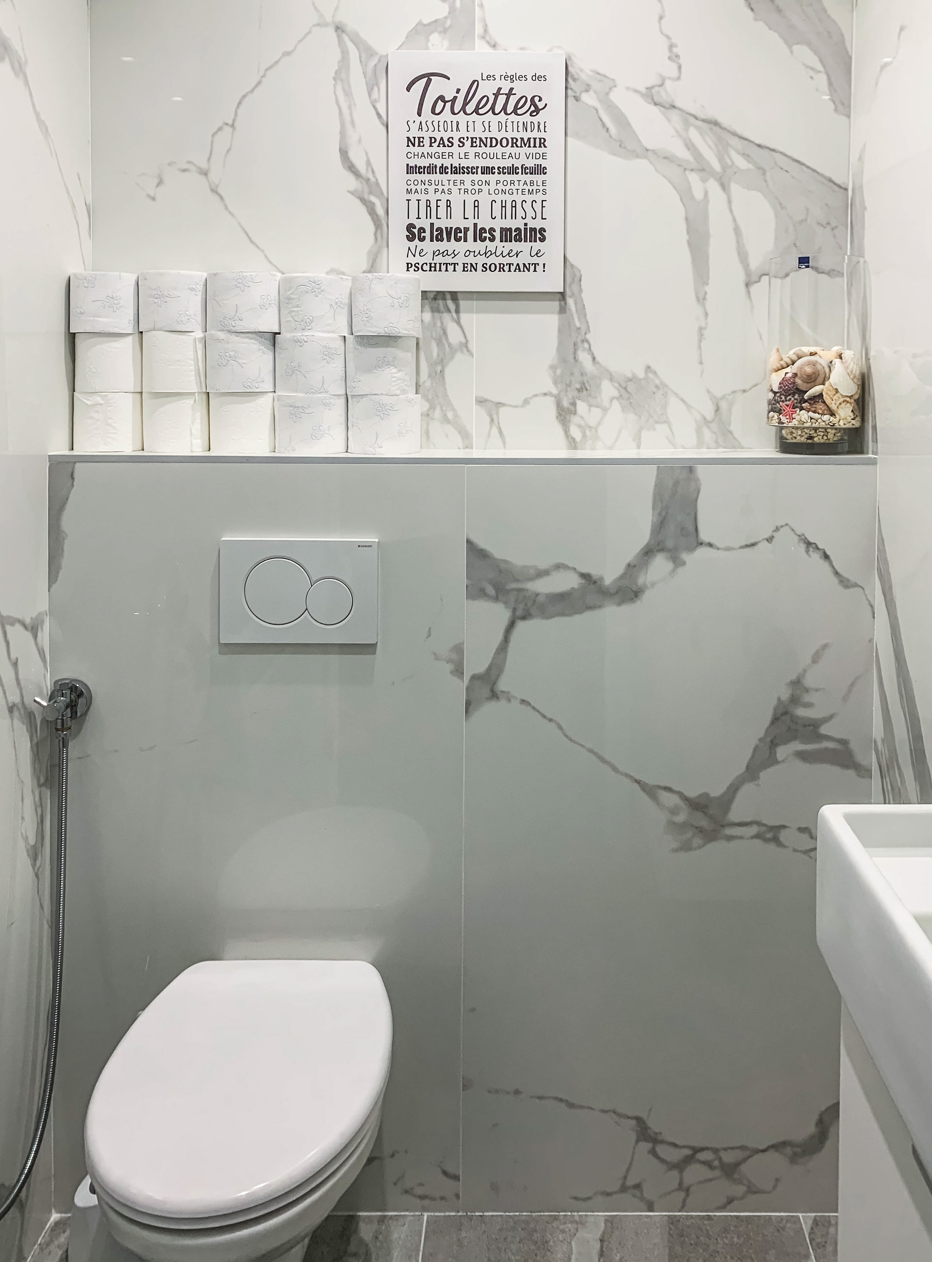 Carrelage effet marbre recouvrant le bâti support
