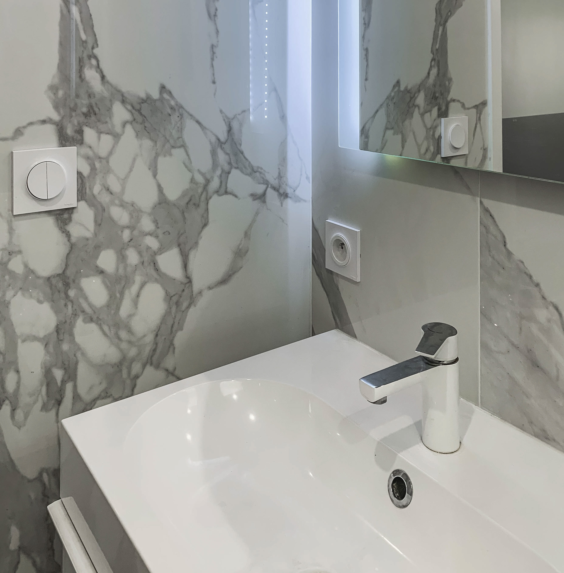 Carrelage de 2m30 de haut dans la salle de bain