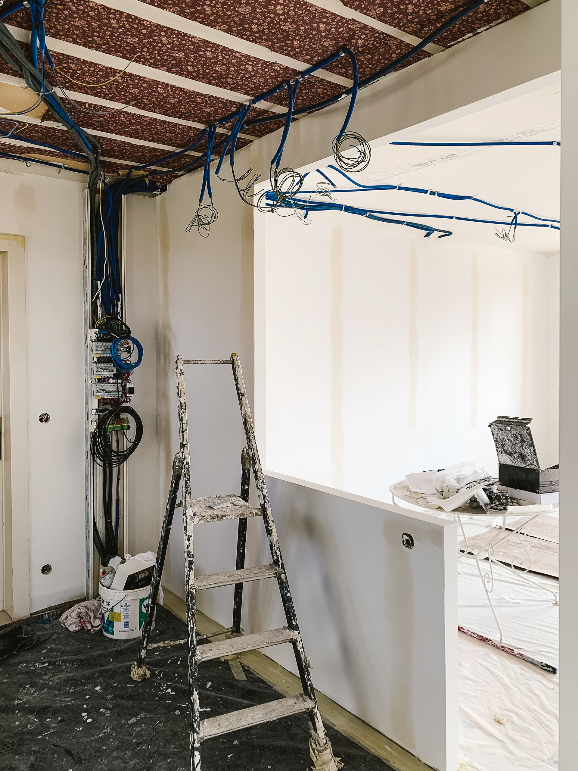 Démolition de la cloison entre l'entrée et la chambre